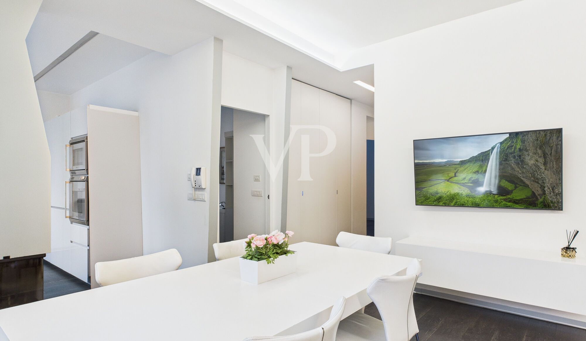 Prestigeträchtiges Dachgeschoss mit Garage und Rosengartenblick