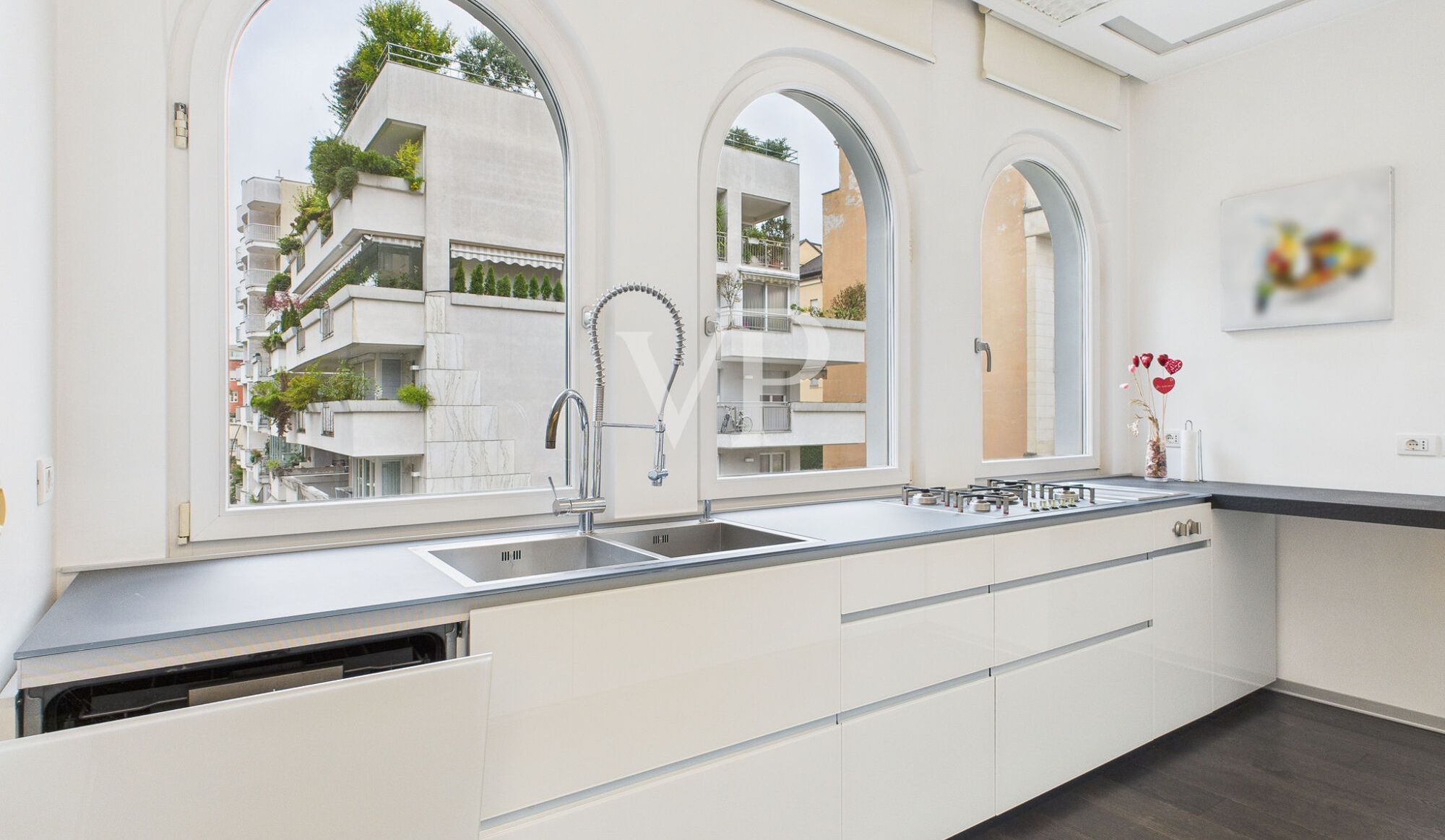 Prestigeträchtiges Dachgeschoss mit Garage und Rosengartenblick