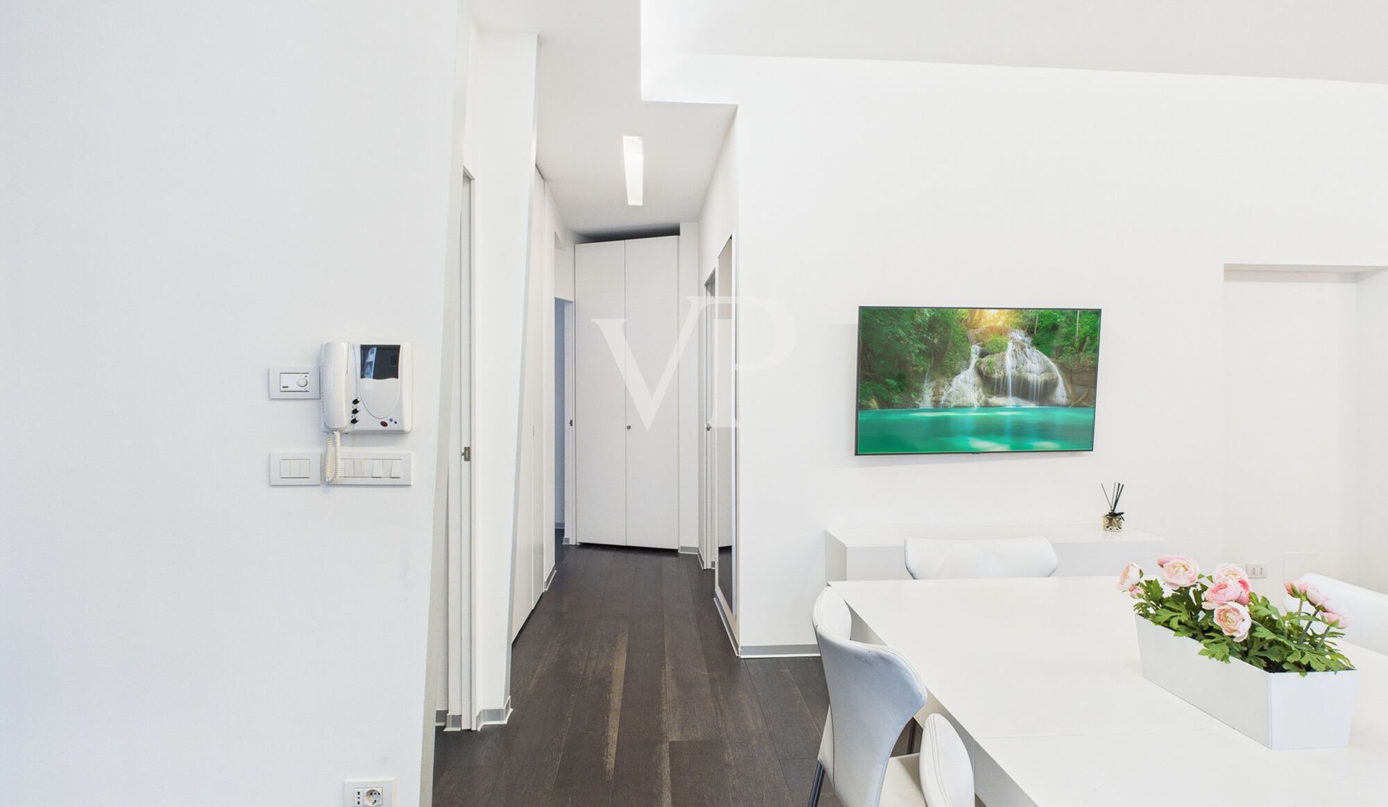 Prestigeträchtiges Dachgeschoss mit Garage und Rosengartenblick