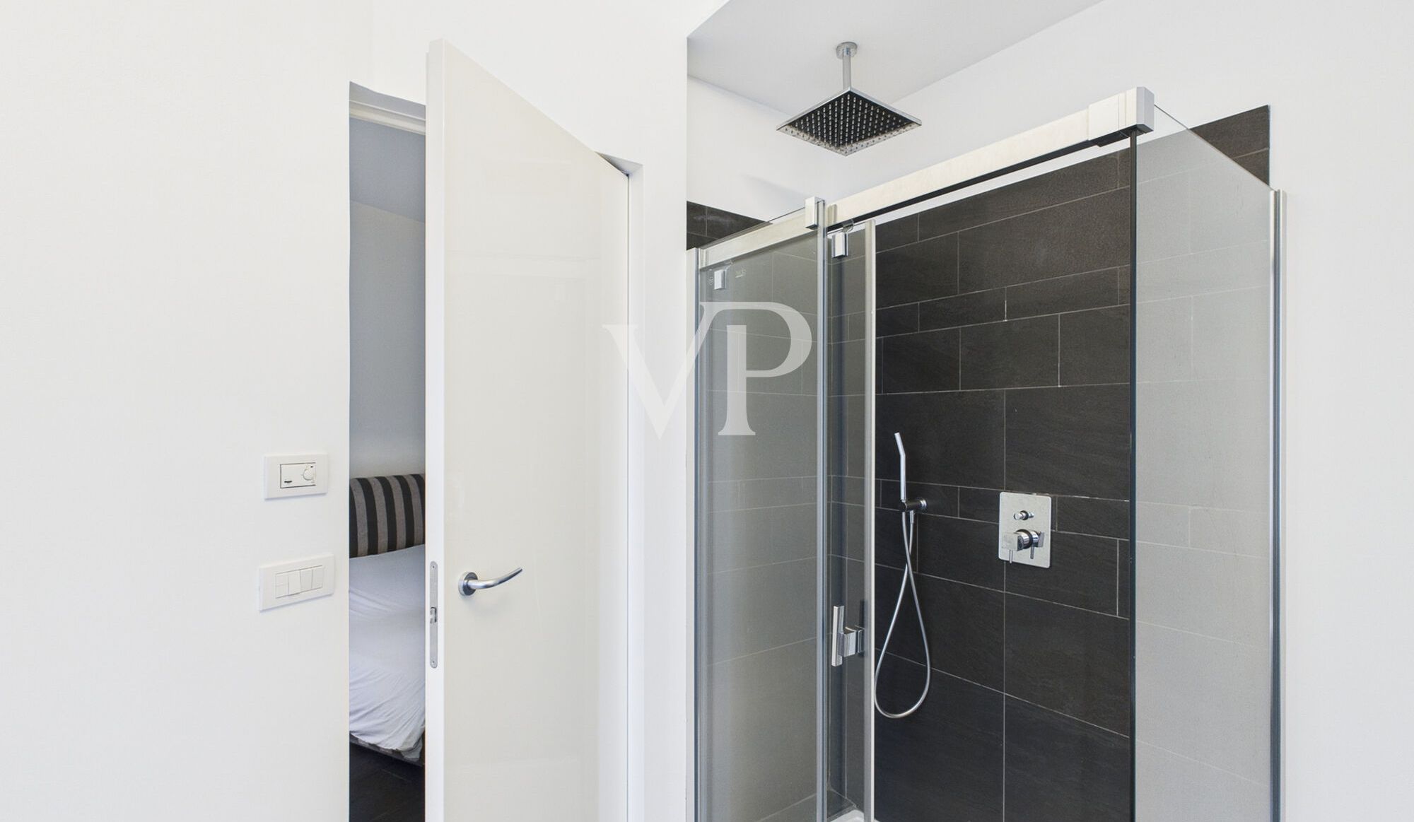 Prestigeträchtiges Dachgeschoss mit Garage und Rosengartenblick