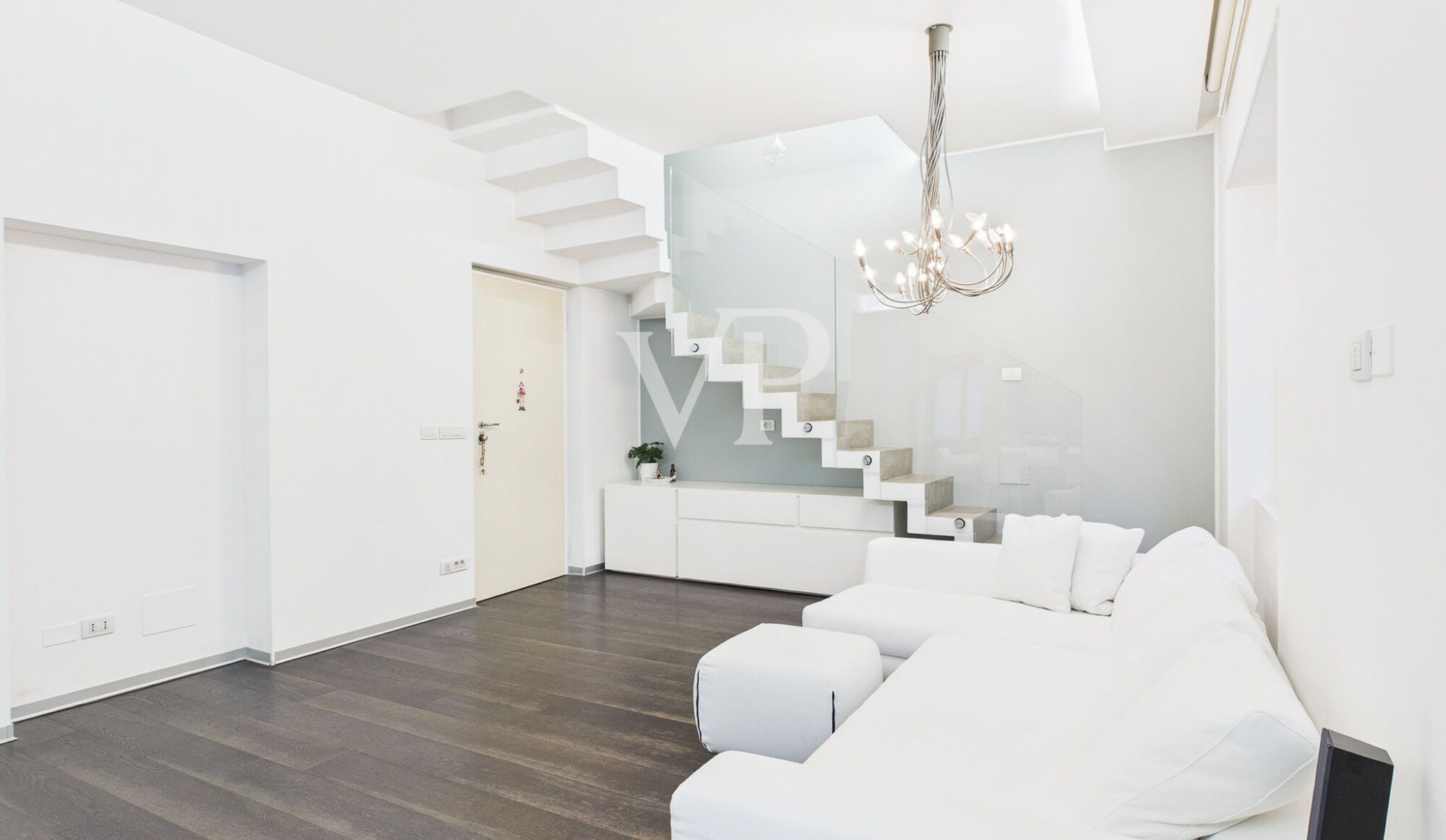 Prestigeträchtiges Dachgeschoss mit Garage und Rosengartenblick