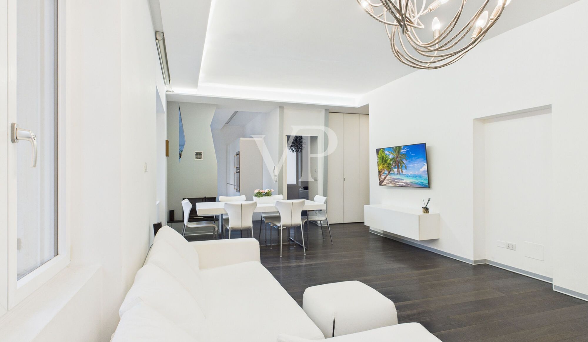 Prestigeträchtiges Dachgeschoss mit Garage und Rosengartenblick