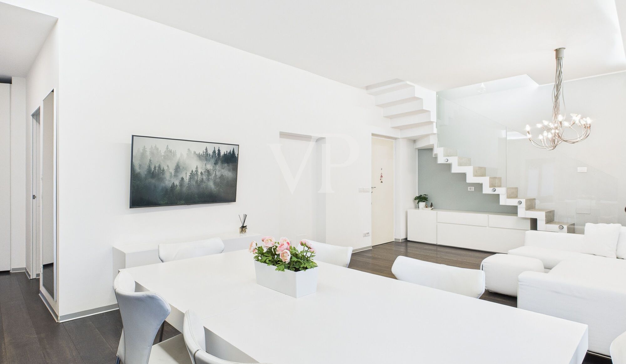 Prestigeträchtiges Dachgeschoss mit Garage und Rosengartenblick