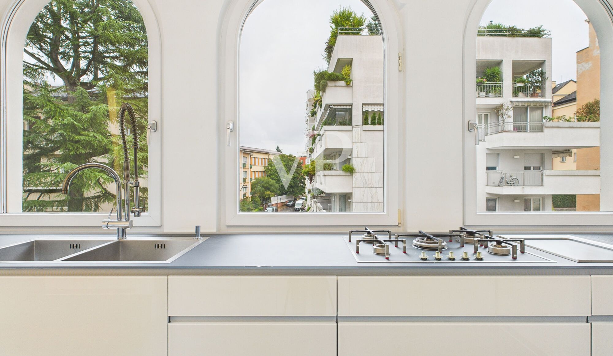 Prestigeträchtiges Dachgeschoss mit Garage und Rosengartenblick
