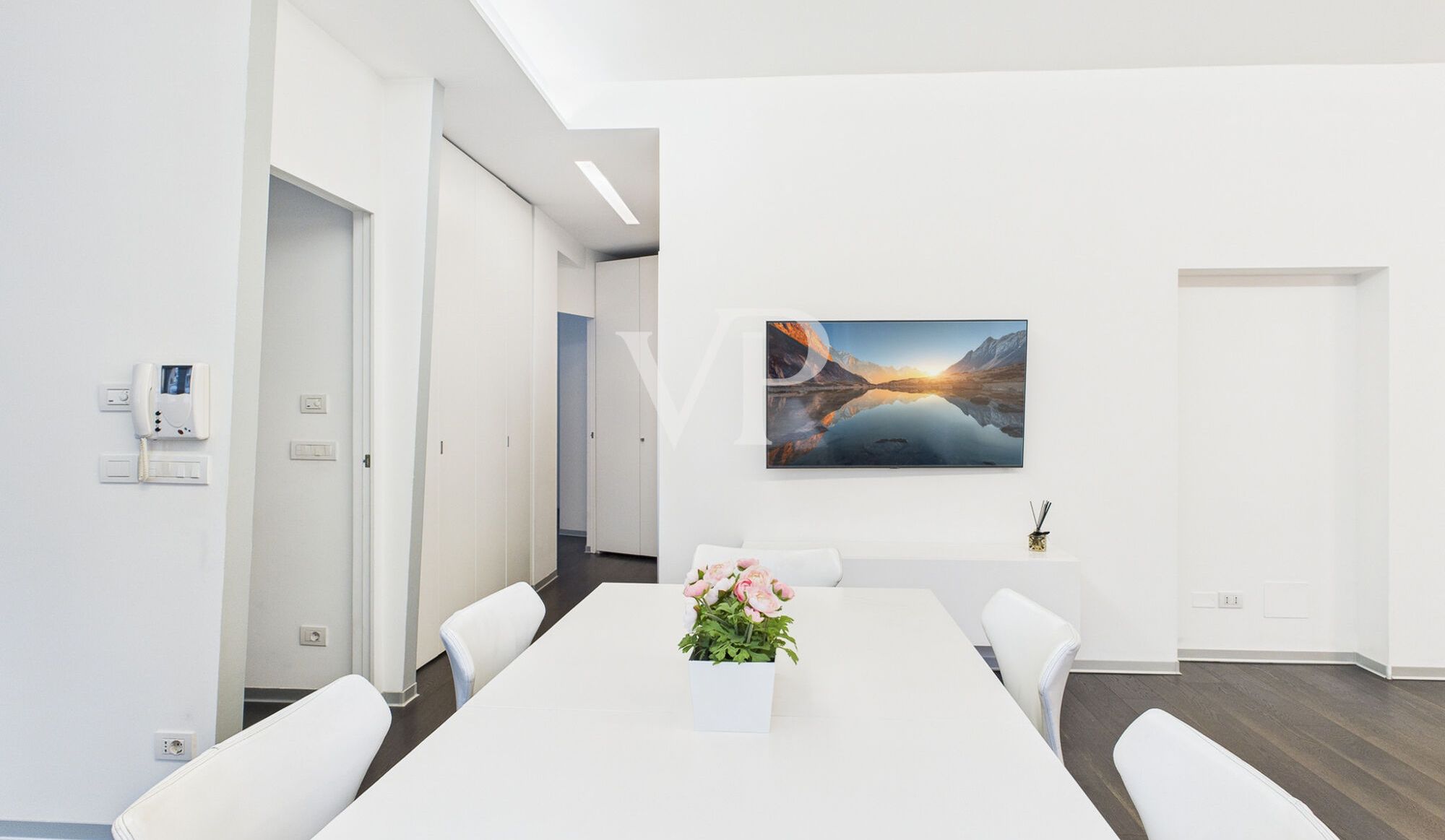 Prestigeträchtiges Dachgeschoss mit Garage und Rosengartenblick