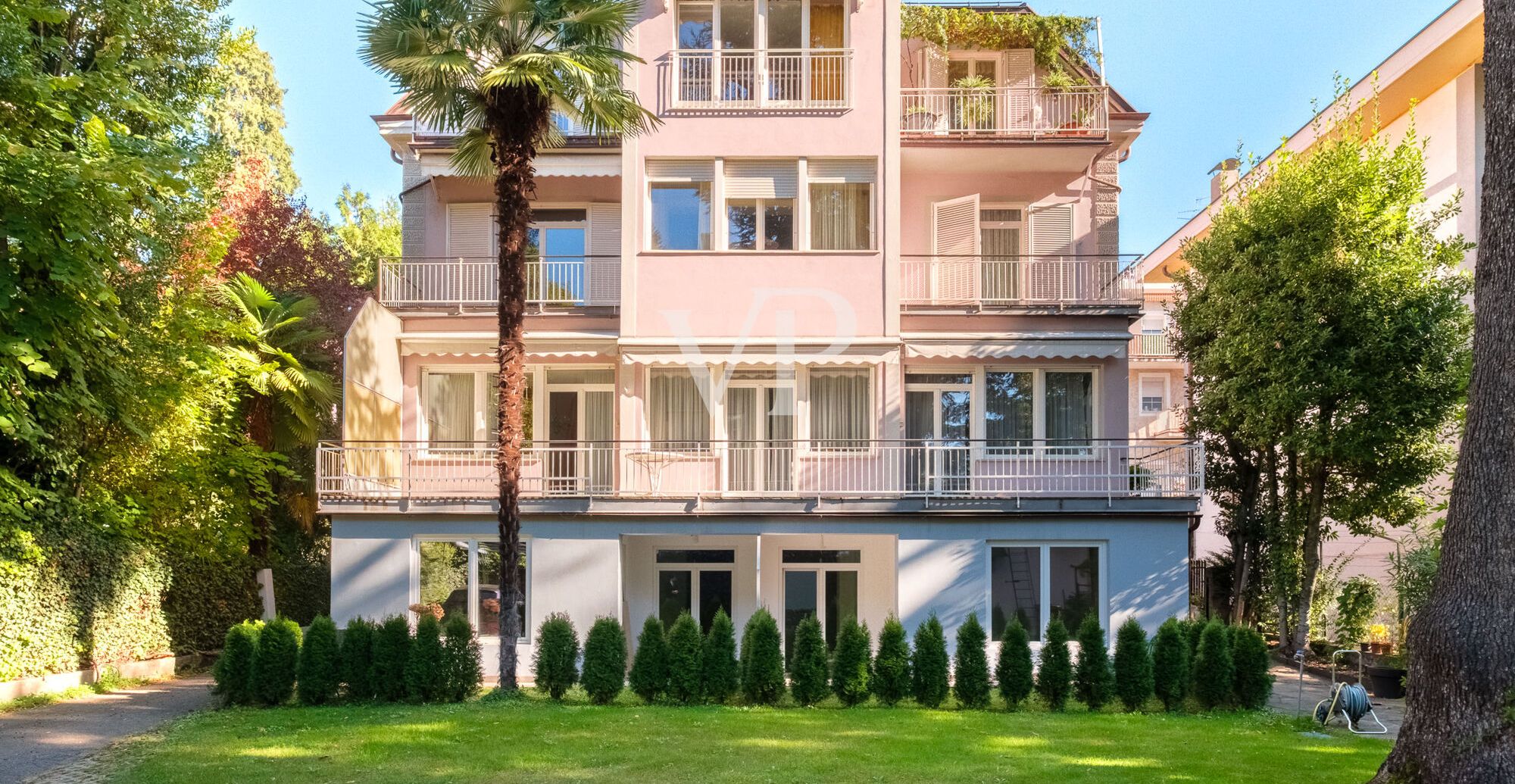Elegante und geräumige Drei-Zimmer-Wohnung mit Terrasse