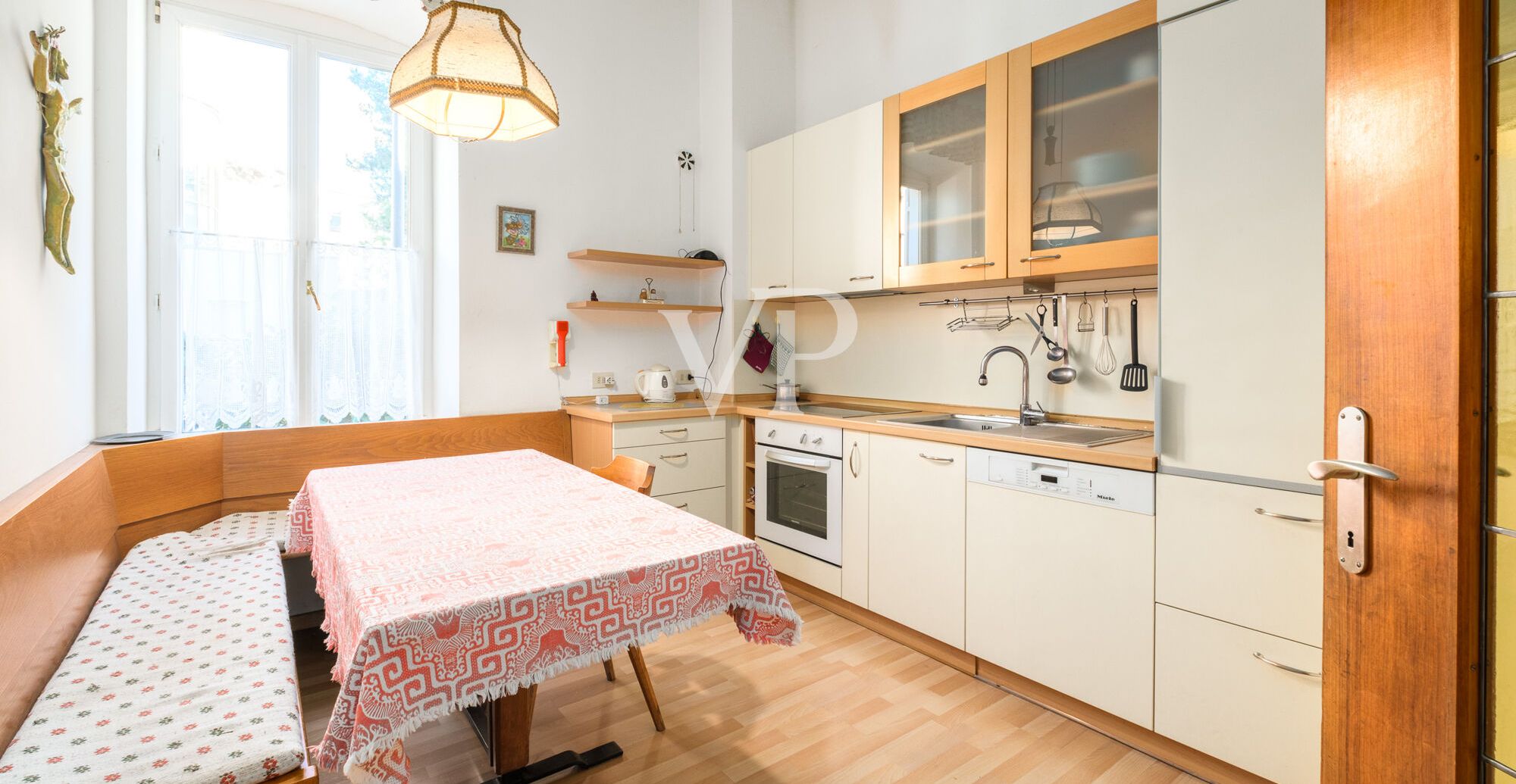 Elegante und geräumige Drei-Zimmer-Wohnung mit Terrasse