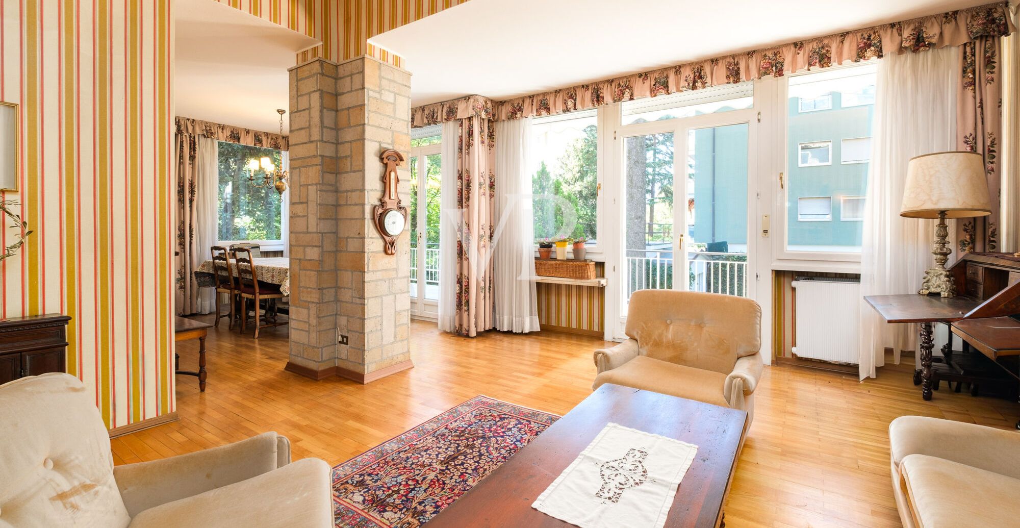 Elegante und geräumige Drei-Zimmer-Wohnung mit Terrasse
