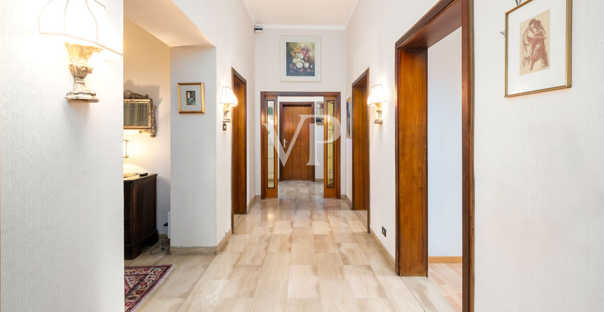 Elegante und geräumige Drei-Zimmer-Wohnung mit Terrasse