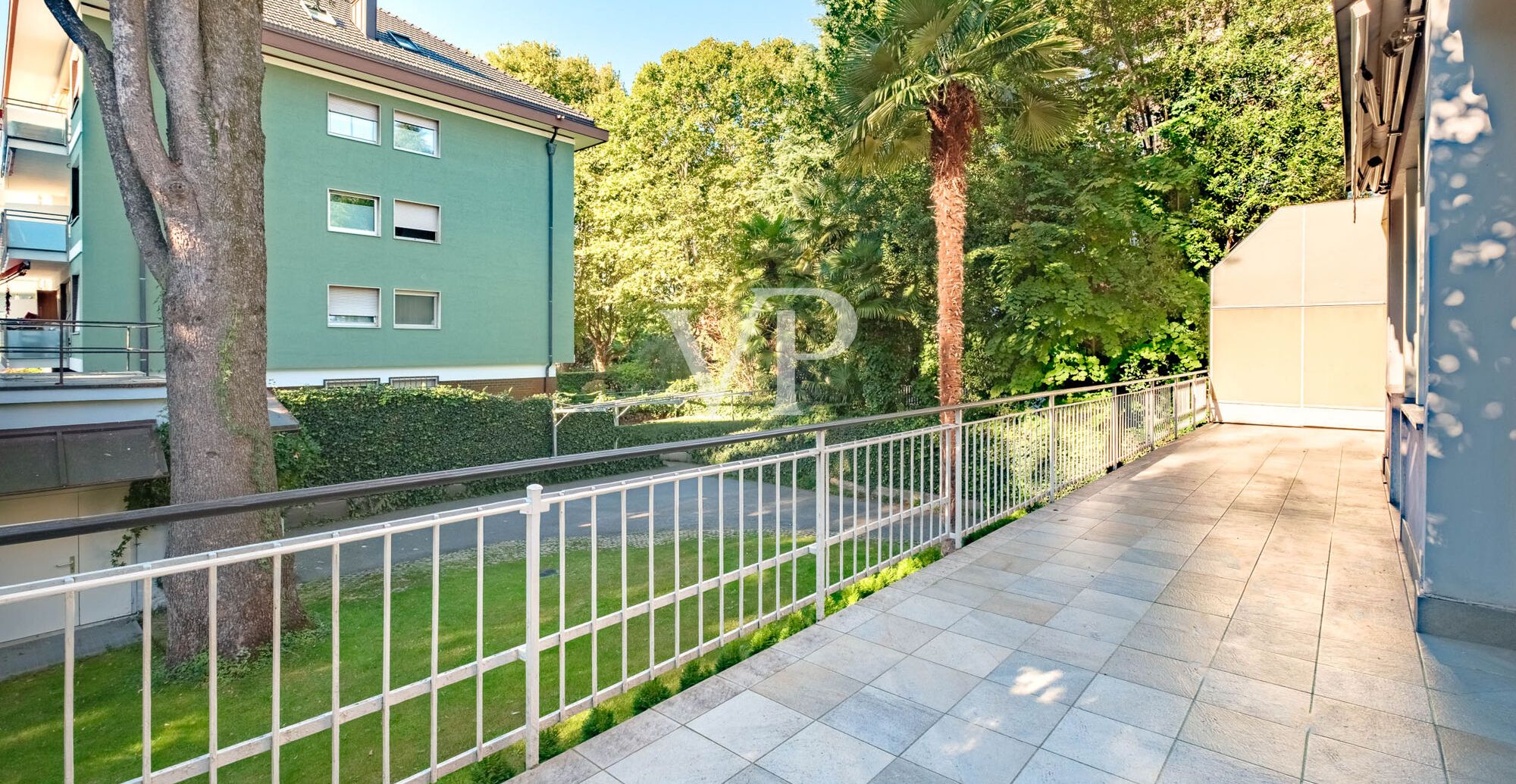 Elegante und geräumige Drei-Zimmer-Wohnung mit Terrasse
