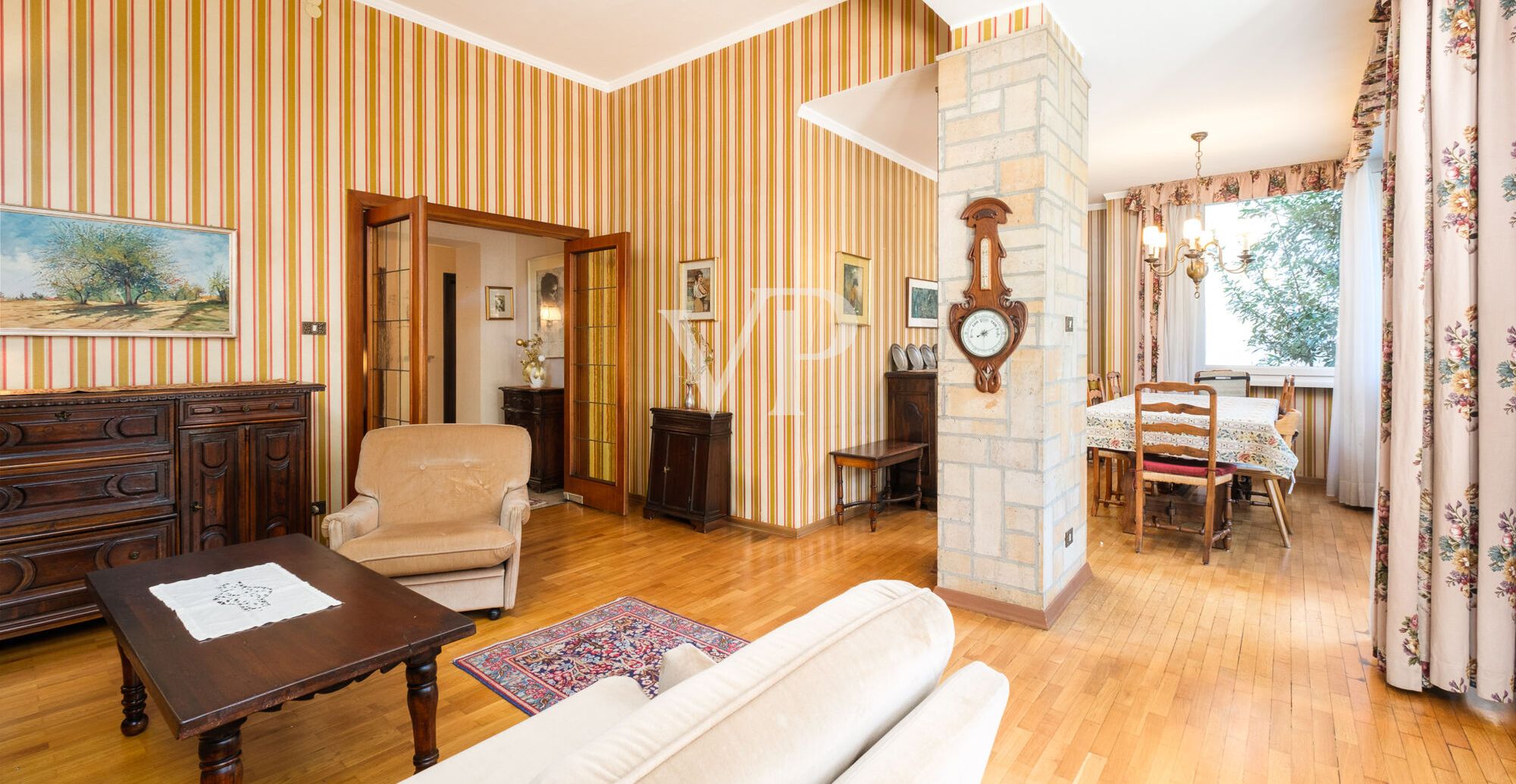 Elegante und geräumige Drei-Zimmer-Wohnung mit Terrasse
