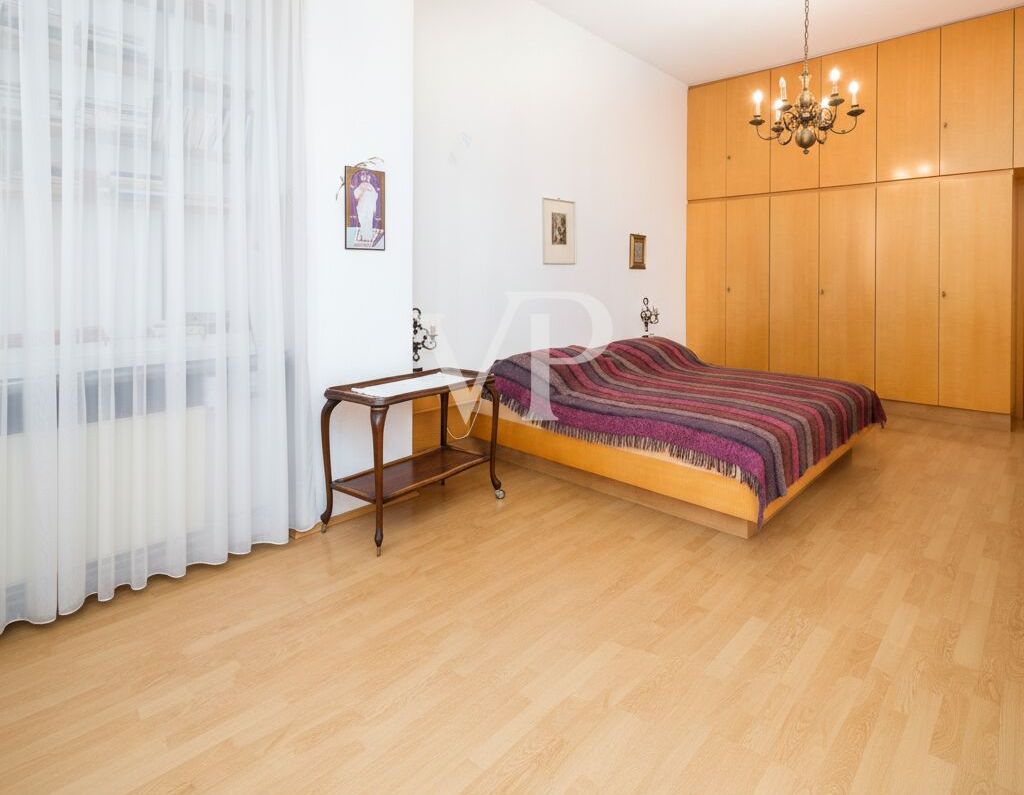 Elegante und geräumige Drei-Zimmer-Wohnung mit Terrasse