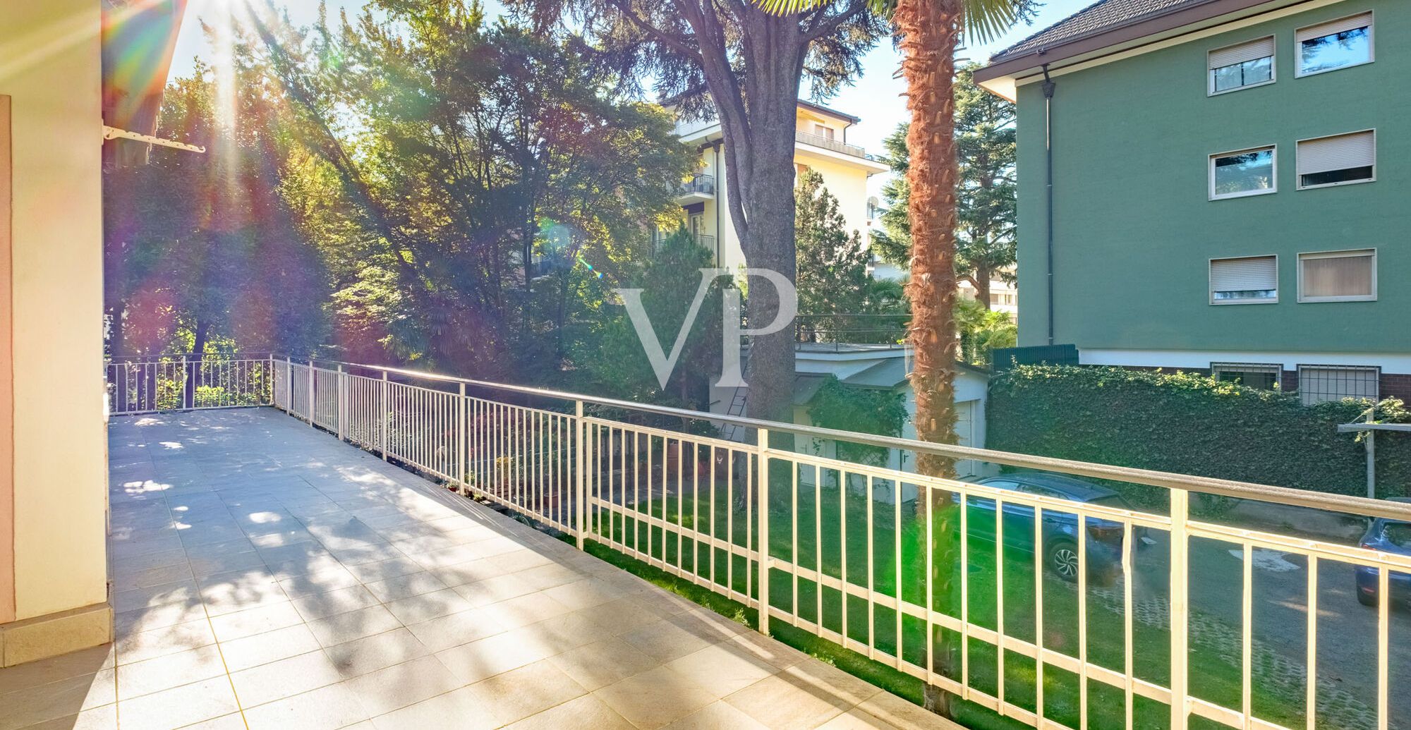 Elegante und geräumige Drei-Zimmer-Wohnung mit Terrasse