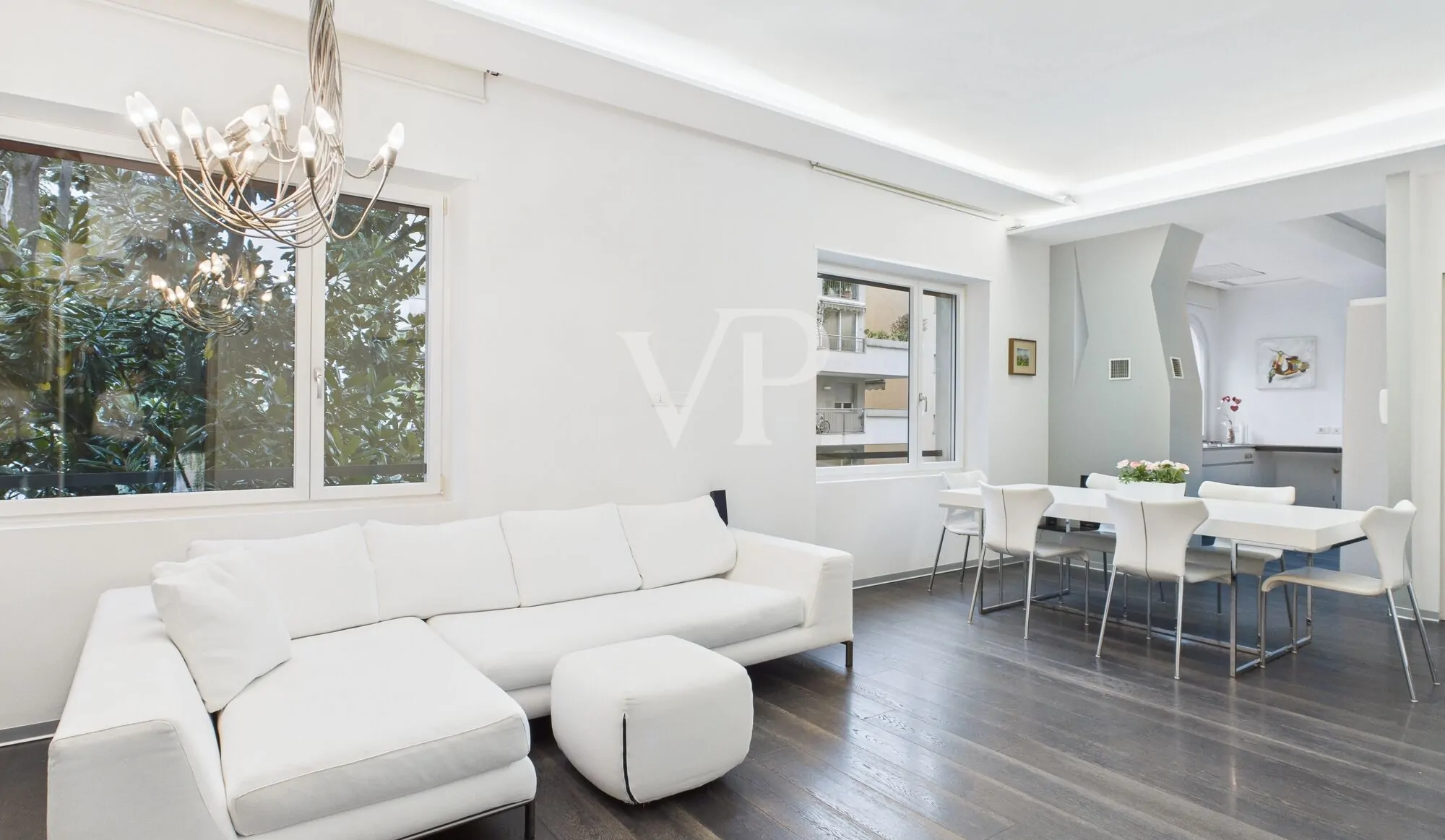 Prestigeträchtiges Dachgeschoss mit Garage und Rosengartenblick