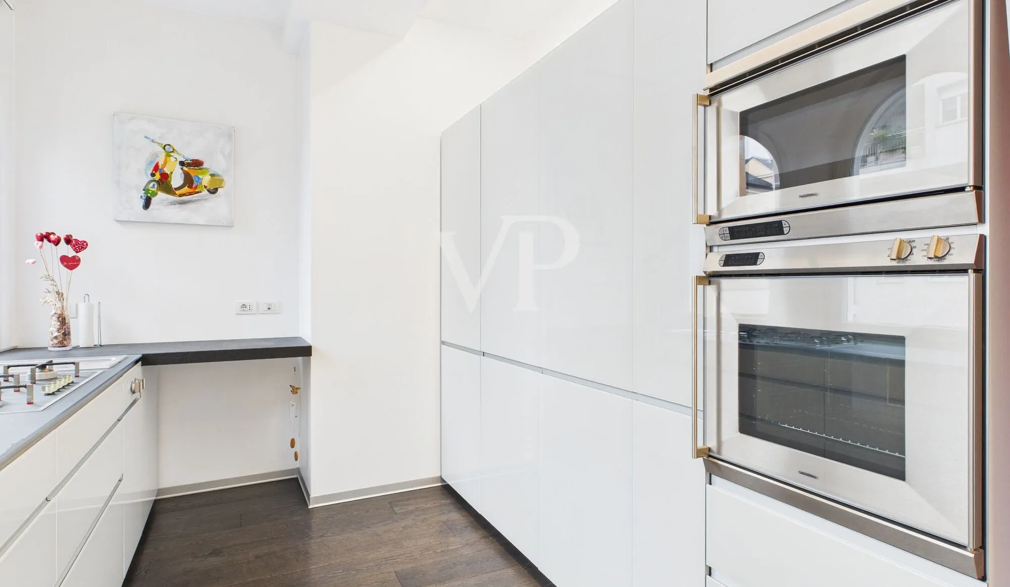 Prestigeträchtiges Dachgeschoss mit Garage und Rosengartenblick