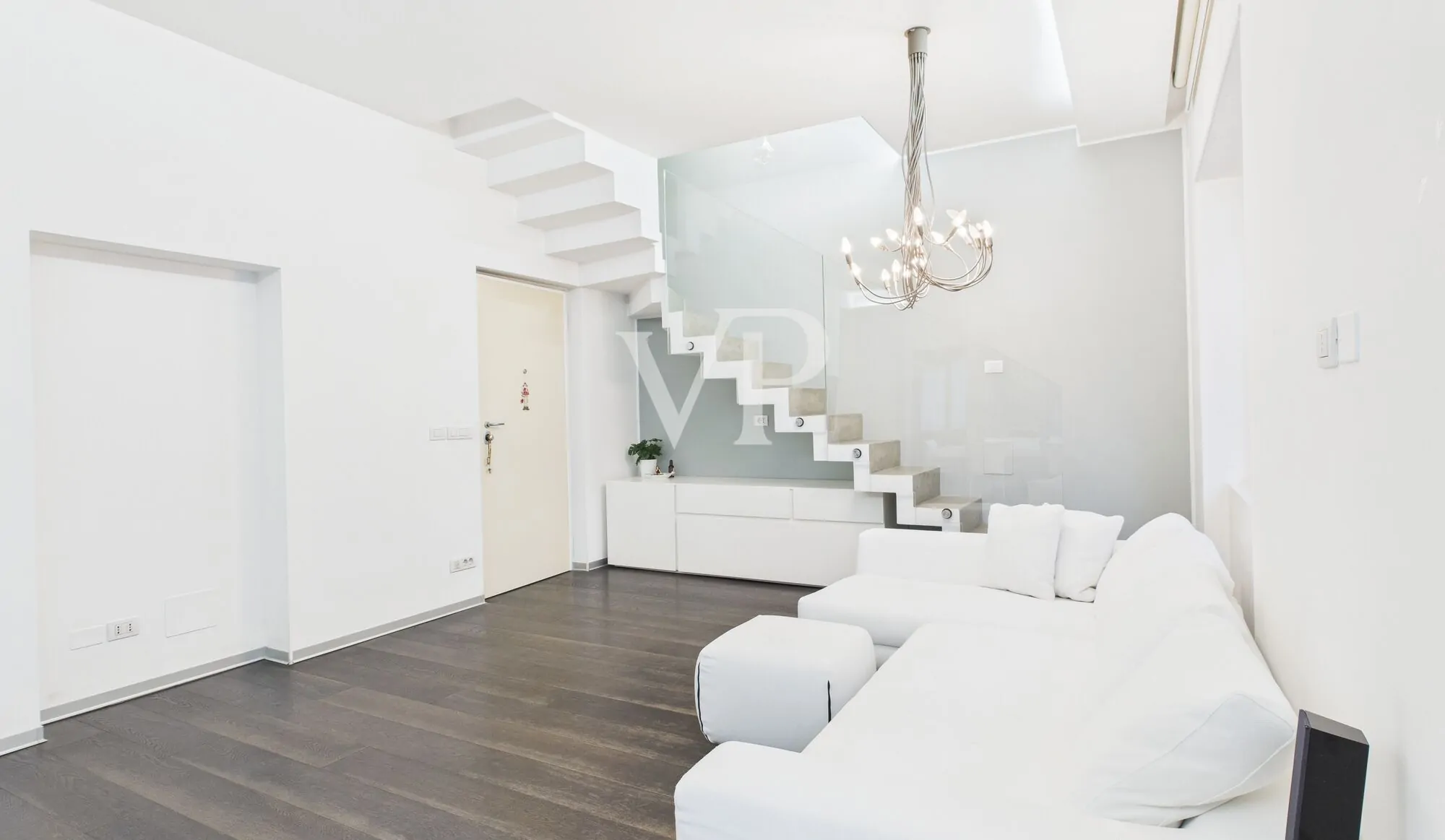 Prestigeträchtiges Dachgeschoss mit Garage und Rosengartenblick