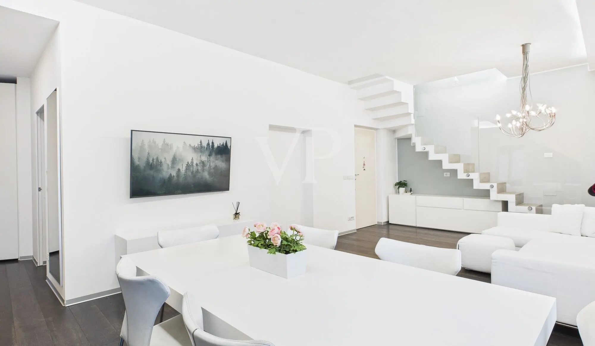 Prestigeträchtiges Dachgeschoss mit Garage und Rosengartenblick