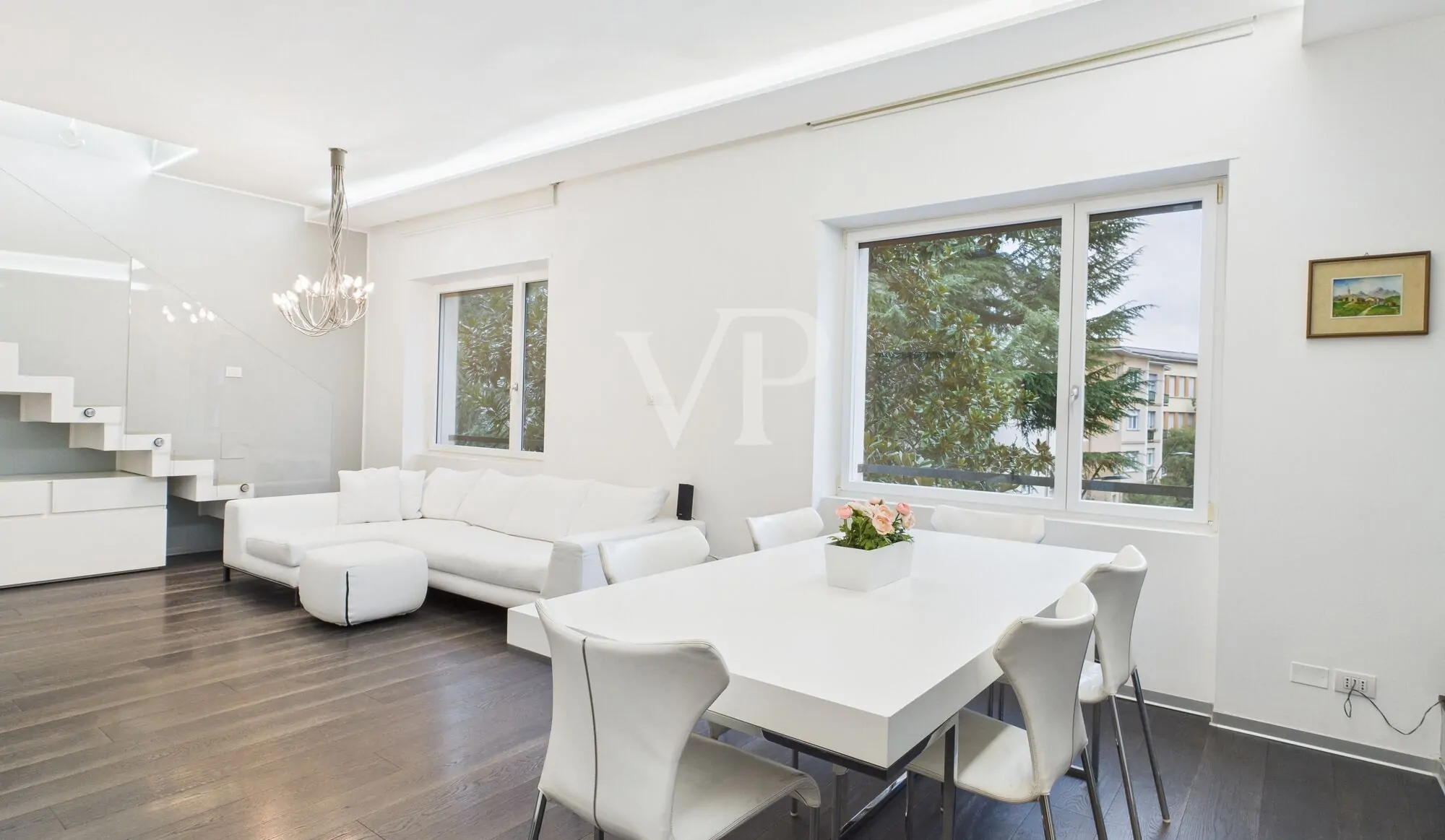 Prestigeträchtiges Dachgeschoss mit Garage und Rosengartenblick