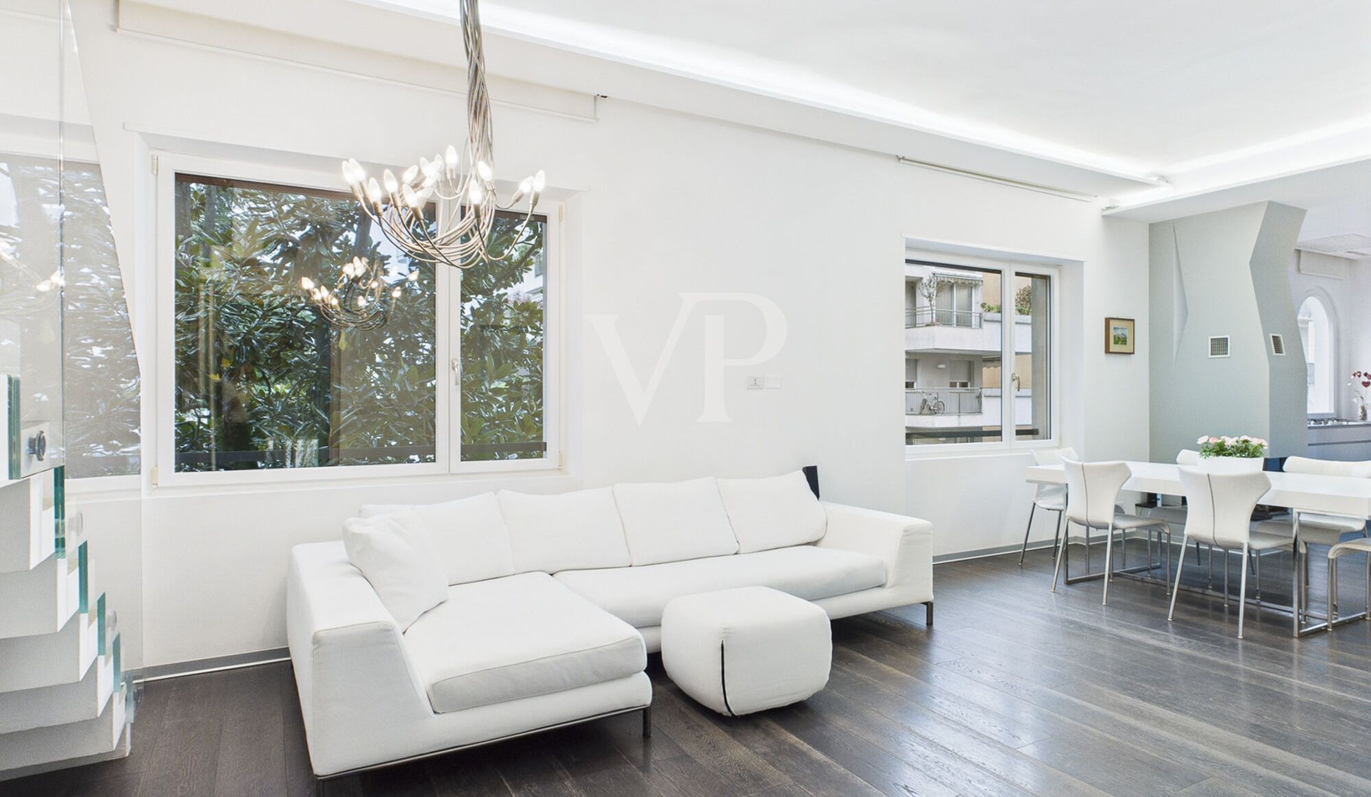 Prestigeträchtiges Dachgeschoss mit Garage und Rosengartenblick