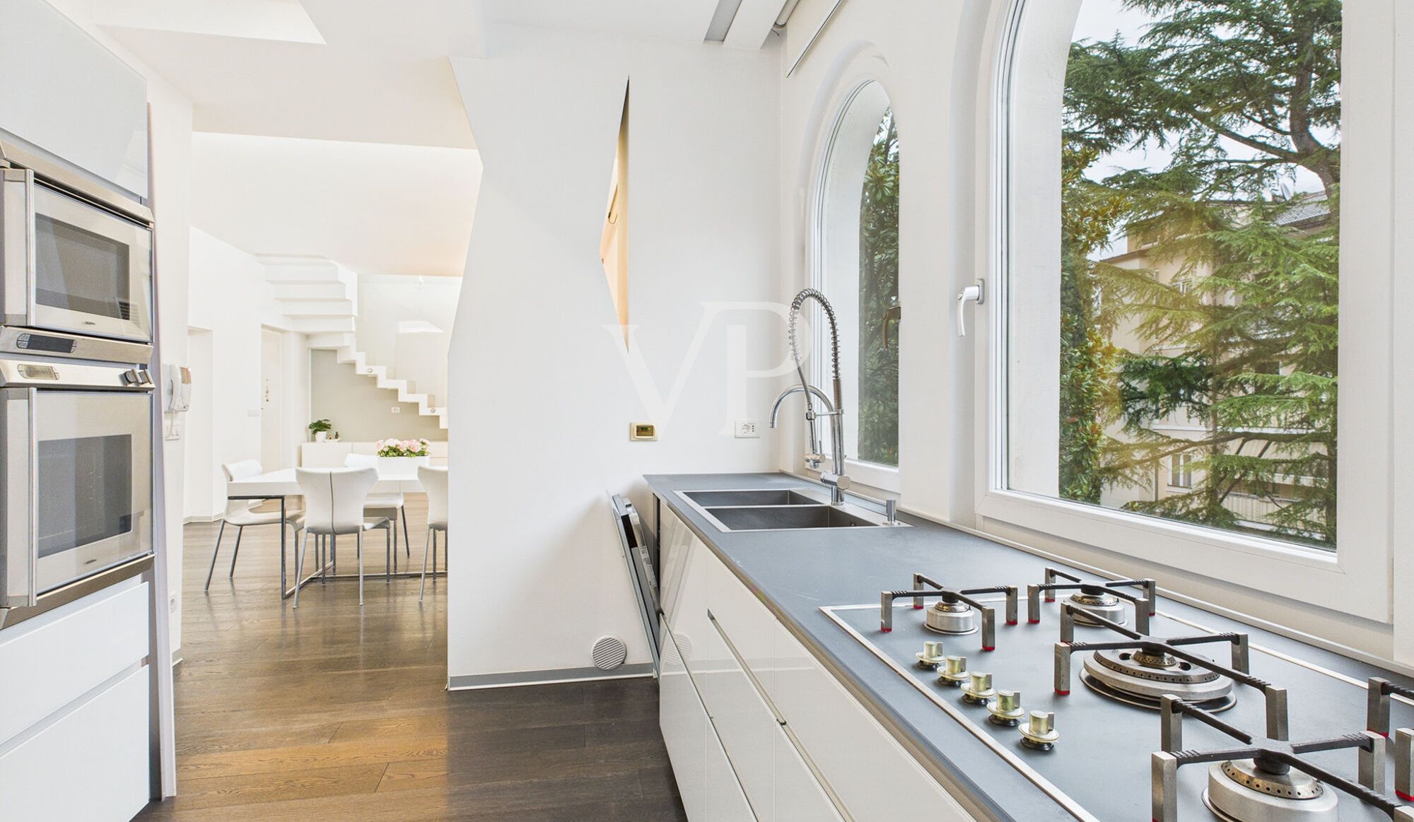 Prestigeträchtiges Dachgeschoss mit Garage und Rosengartenblick