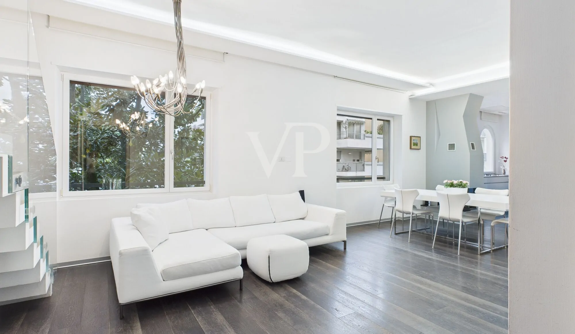 Prestigeträchtiges Dachgeschoss mit Garage und Rosengartenblick