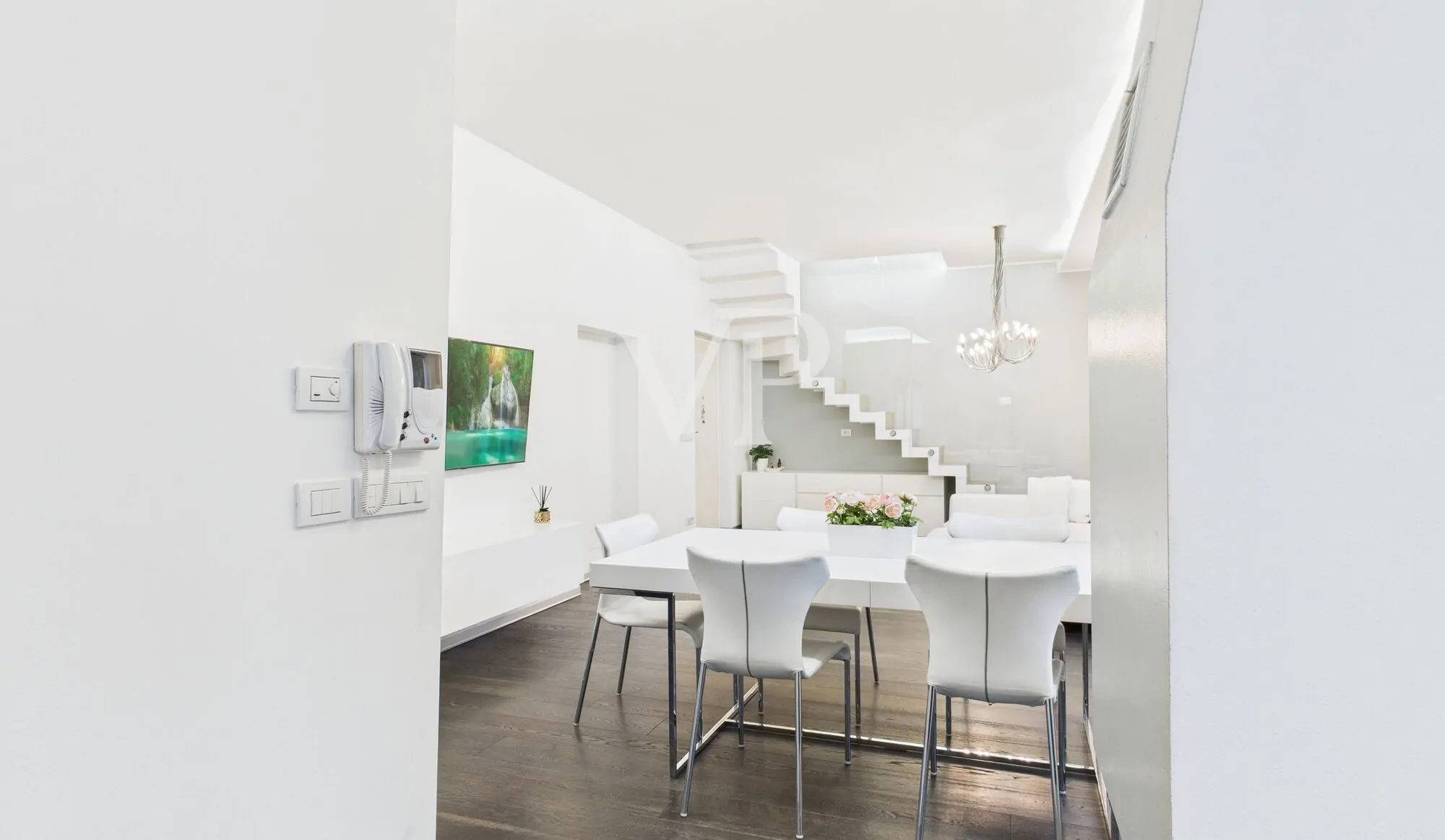 Prestigeträchtiges Dachgeschoss mit Garage und Rosengartenblick