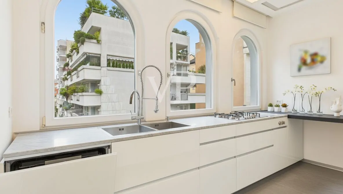 Prestigeträchtiges Dachgeschoss mit Garage und Rosengartenblick