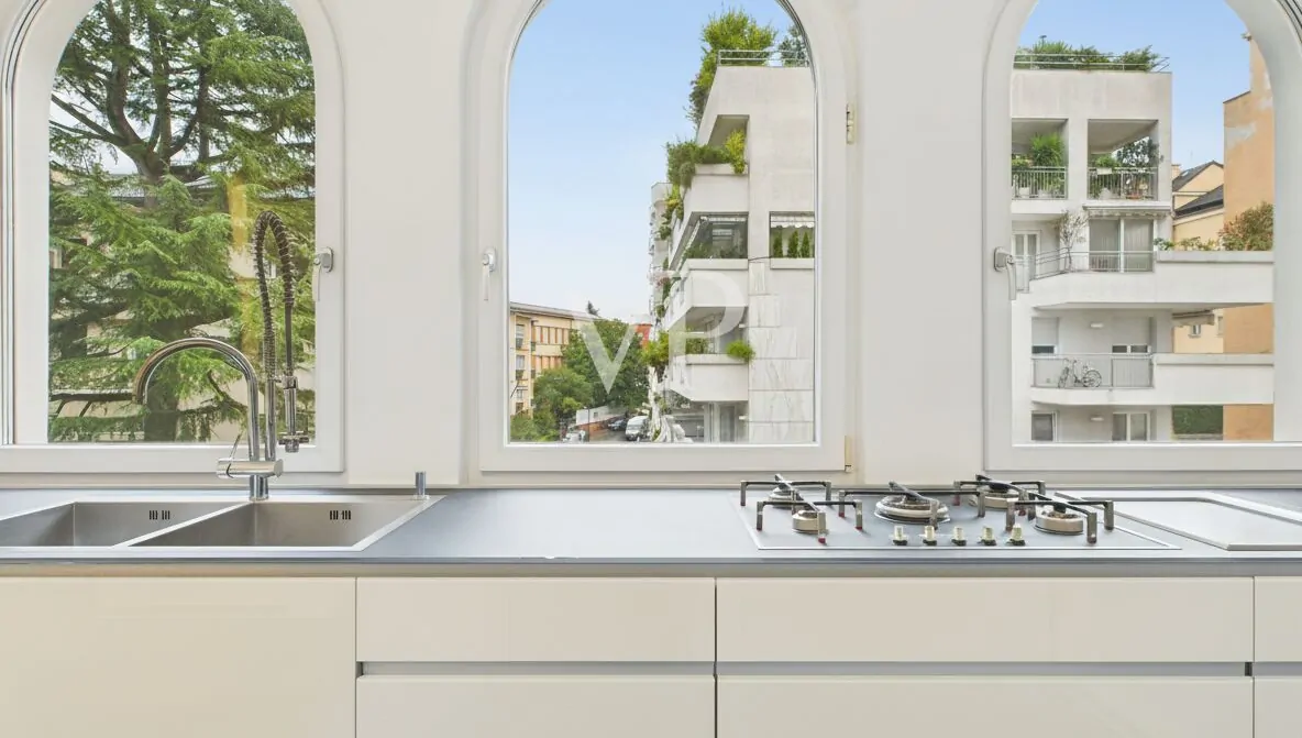 Prestigeträchtiges Dachgeschoss mit Garage und Rosengartenblick