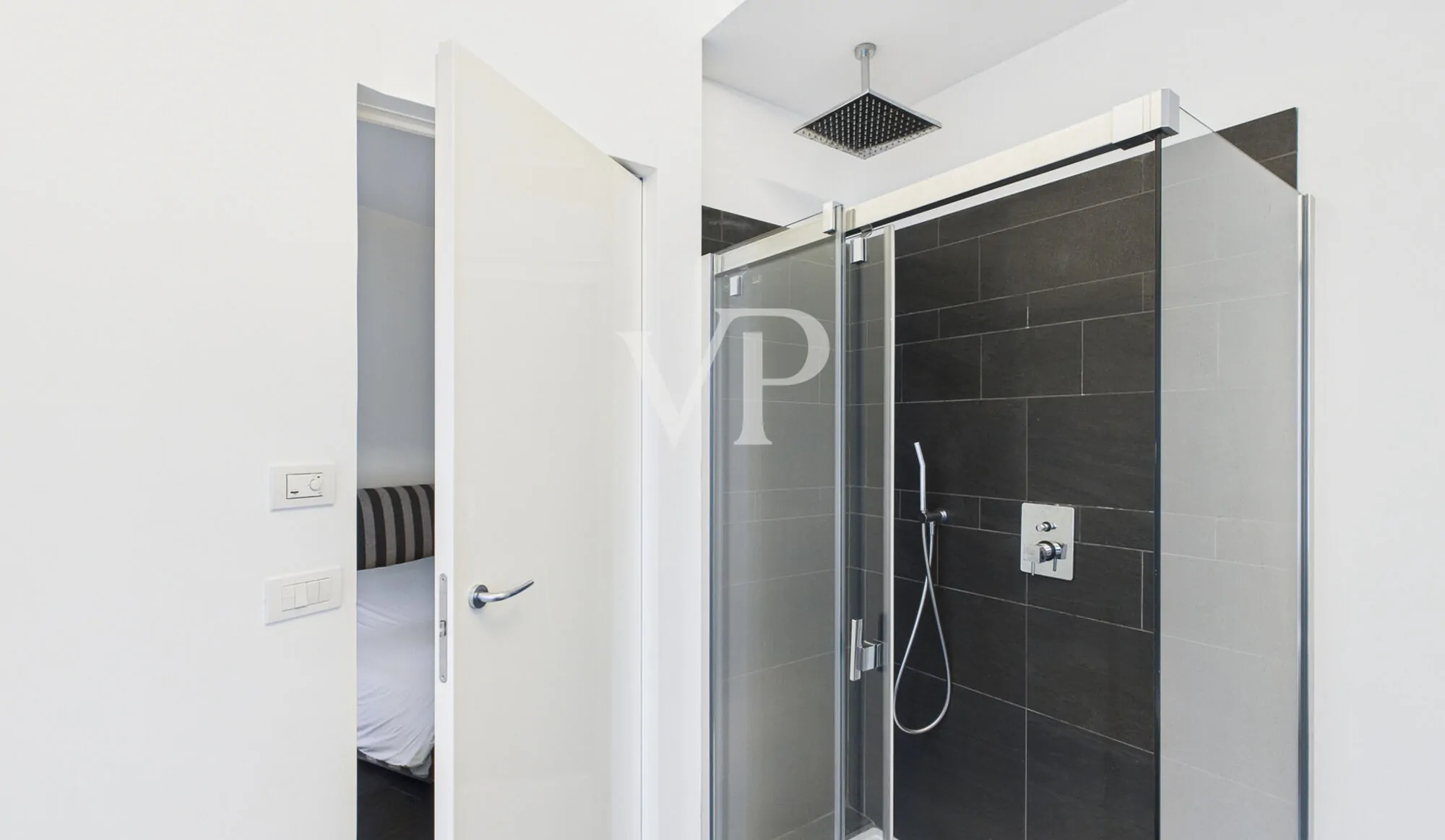 Prestigeträchtiges Dachgeschoss mit Garage und Rosengartenblick