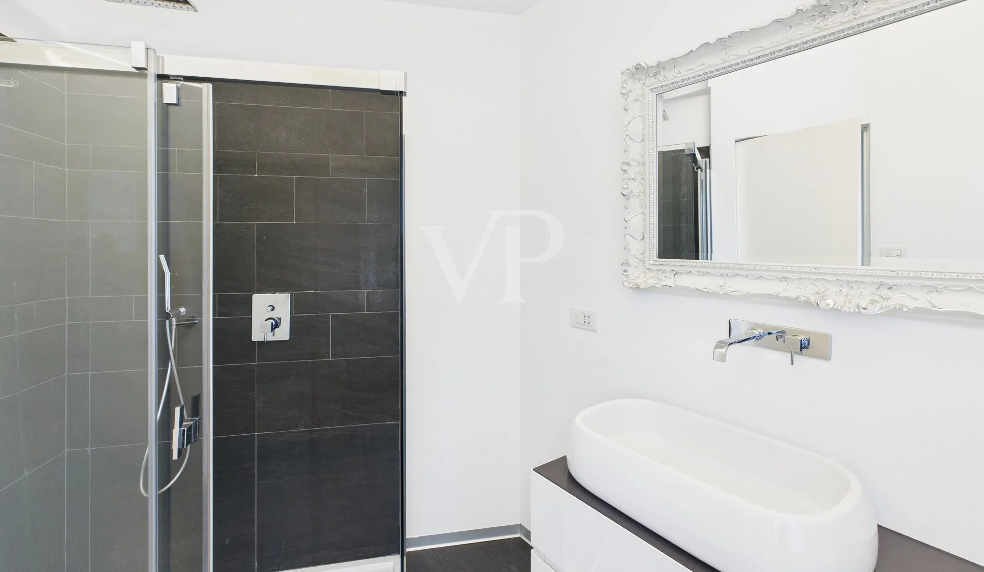 Prestigeträchtiges Dachgeschoss mit Garage und Rosengartenblick