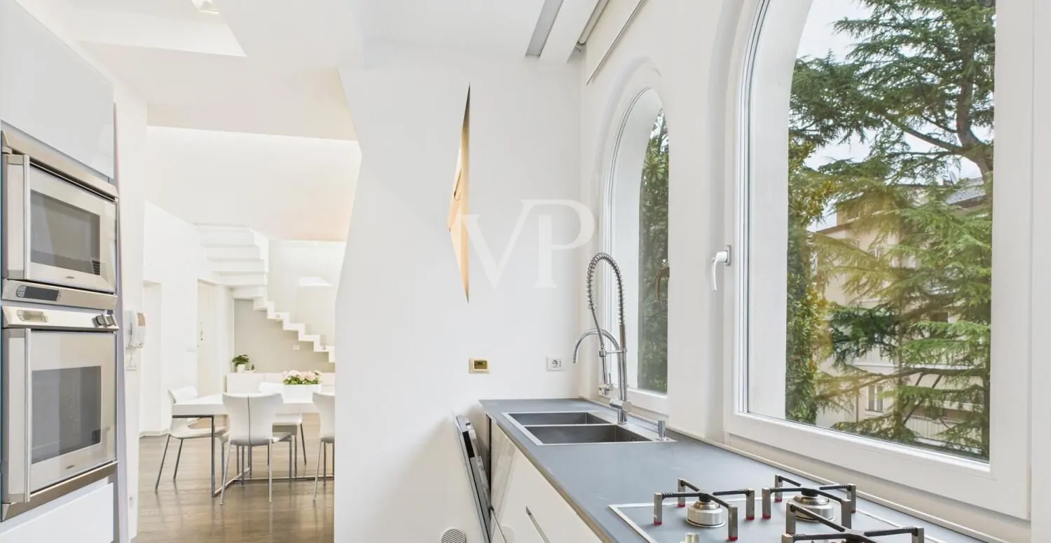 Prestigeträchtiges Dachgeschoss mit Garage und Rosengartenblick