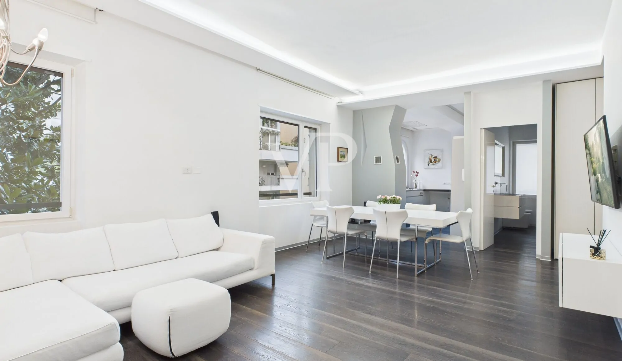 Prestigeträchtiges Dachgeschoss mit Garage und Rosengartenblick