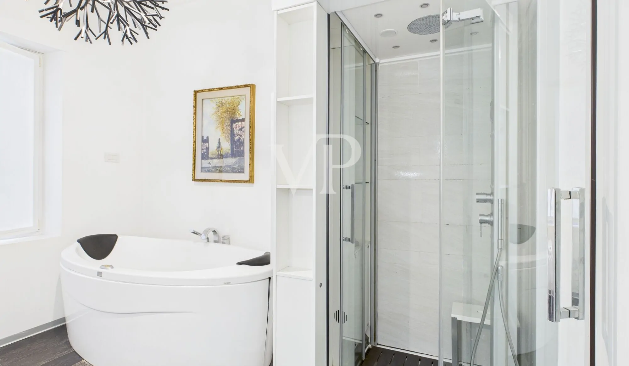 Prestigeträchtiges Dachgeschoss mit Garage und Rosengartenblick