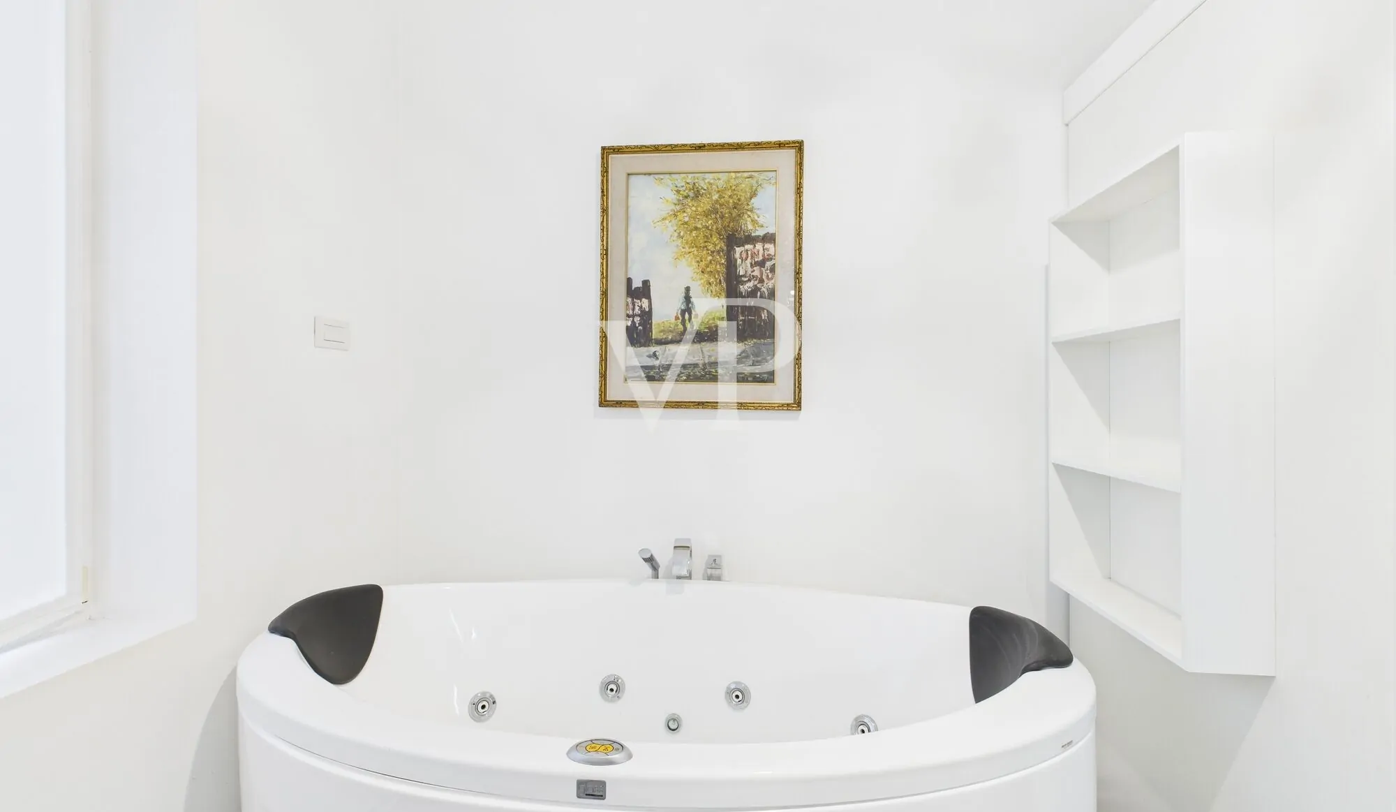 Prestigeträchtiges Dachgeschoss mit Garage und Rosengartenblick