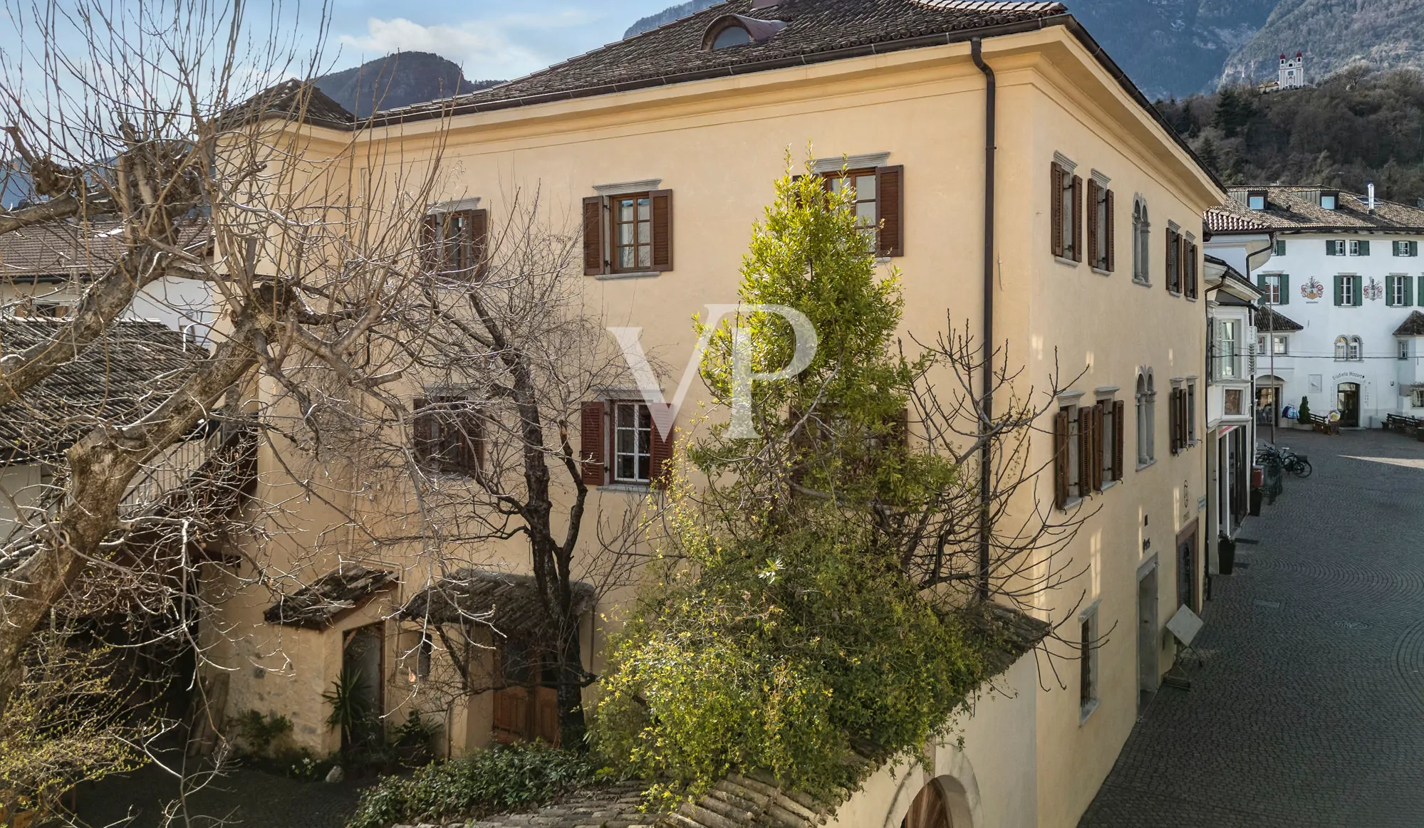 Historisches Wohn- und Geschäftshaus im Zentrum von Eppan