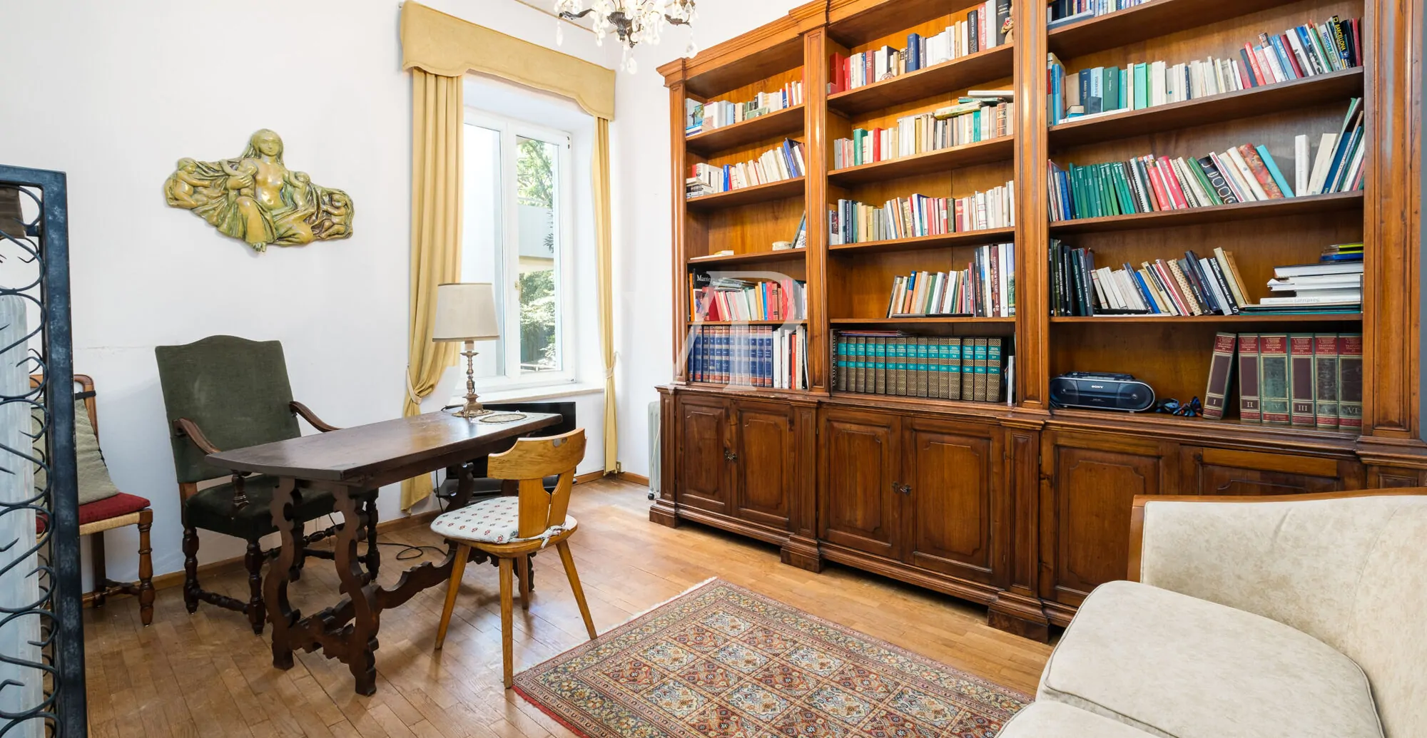 Elegante y espacioso apartamento de tres habitaciones con terraza