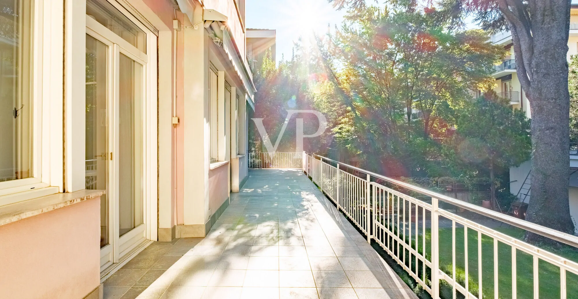 Elegante y espacioso apartamento de tres habitaciones con terraza