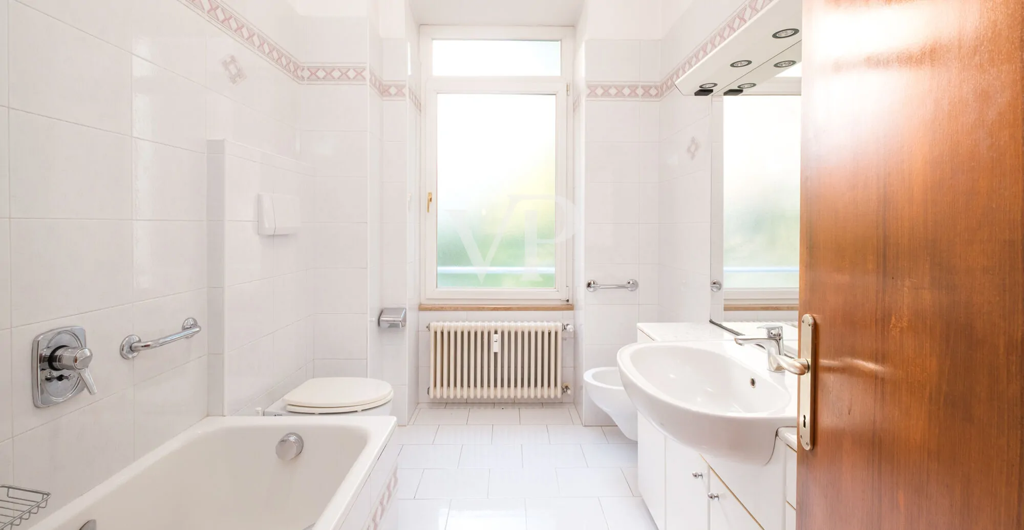 Elegante y espacioso apartamento de tres habitaciones con terraza