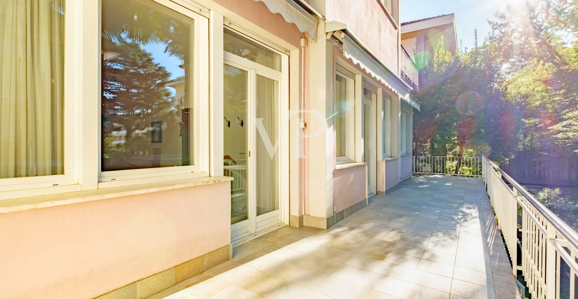 Elegante y espacioso apartamento de tres habitaciones con terraza