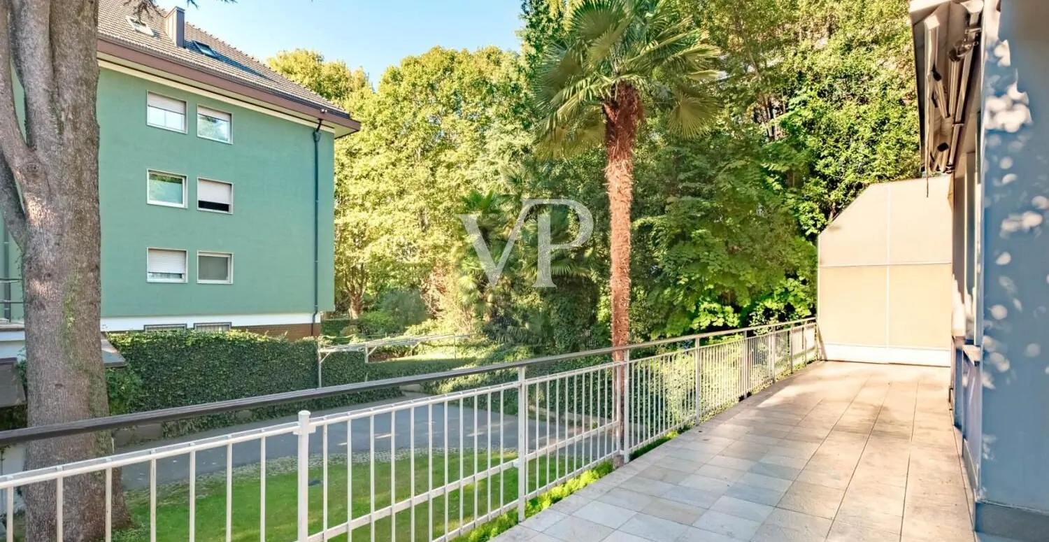 Elegante y espacioso apartamento de tres habitaciones con terraza