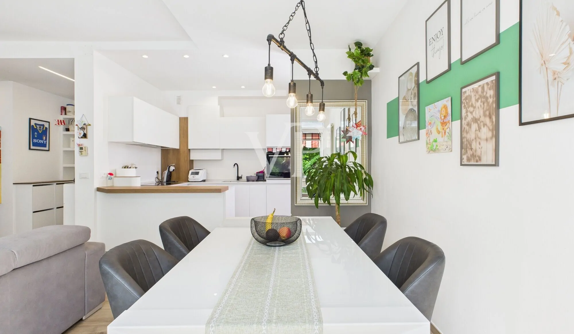 Piso renovado de tres habitaciones con vistas al parque