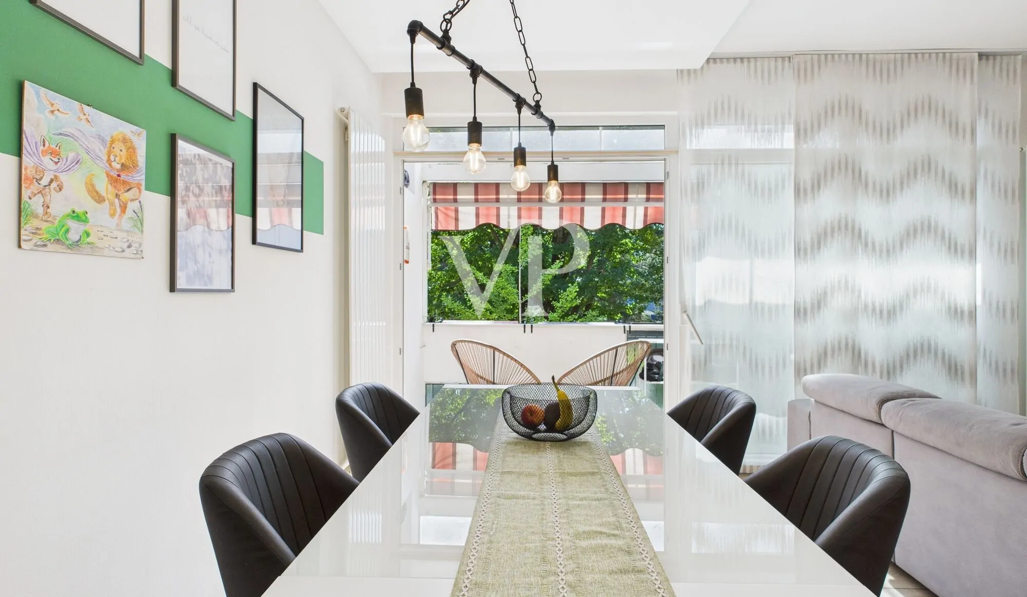 Piso renovado de tres habitaciones con vistas al parque