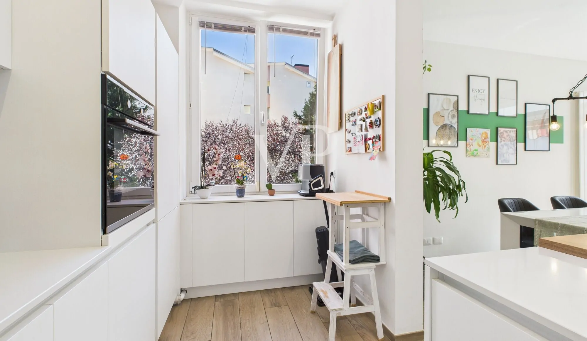 Piso renovado de tres habitaciones con vistas al parque