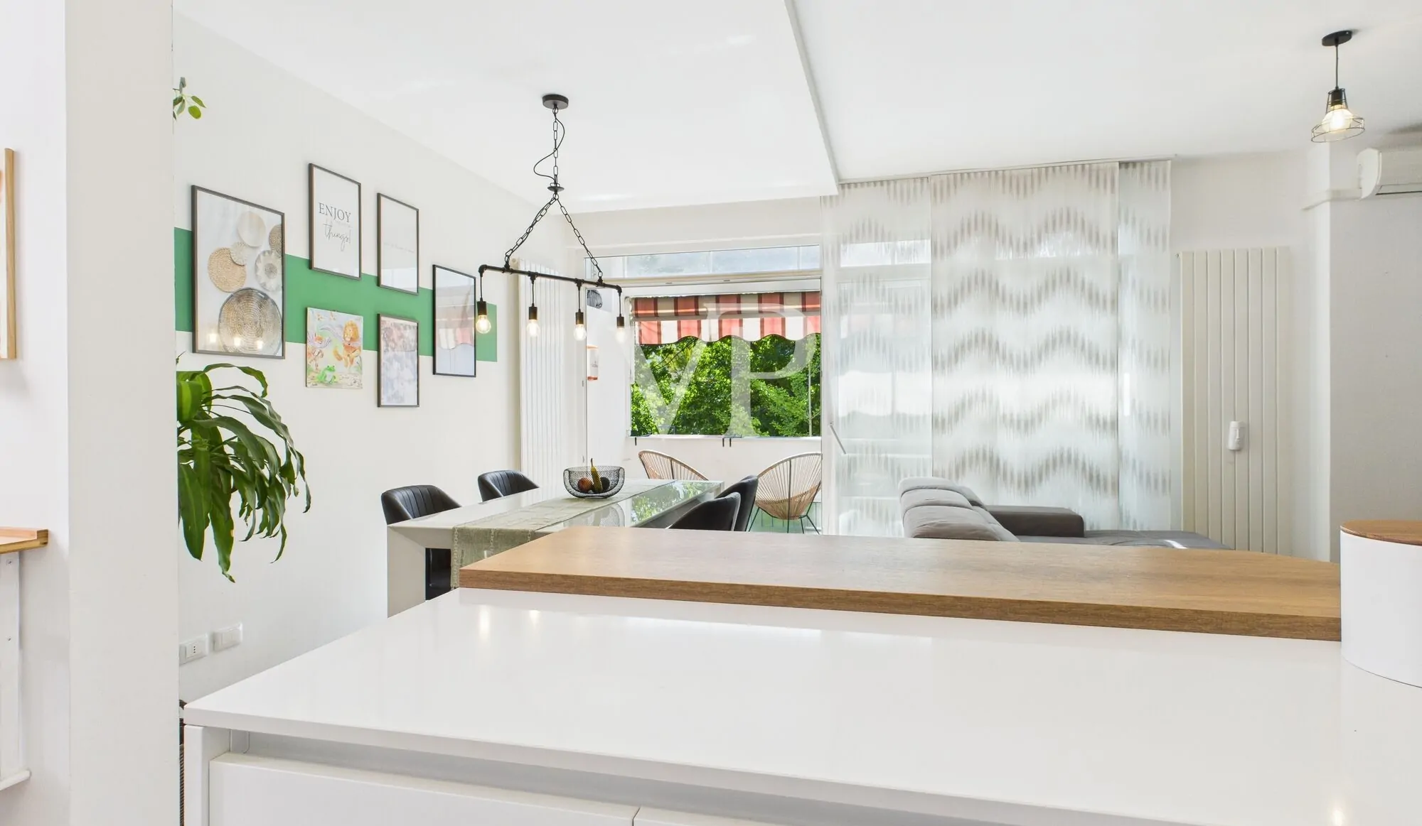 Piso renovado de tres habitaciones con vistas al parque