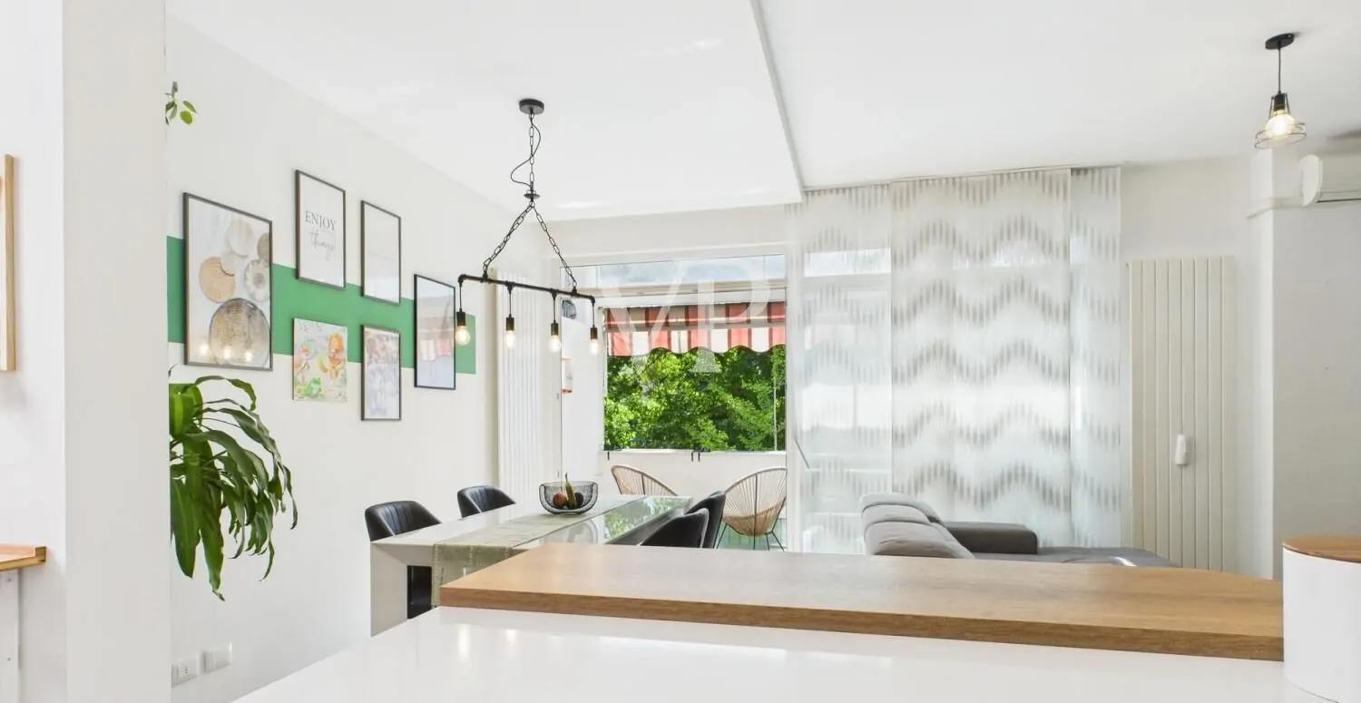 Piso renovado de tres habitaciones con vistas al parque