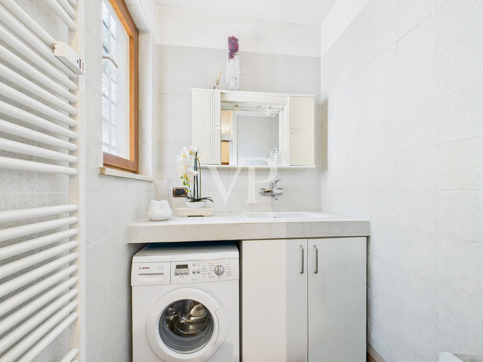 Elegante y espacioso apartamento de dos dormitorios en un contexto elegante