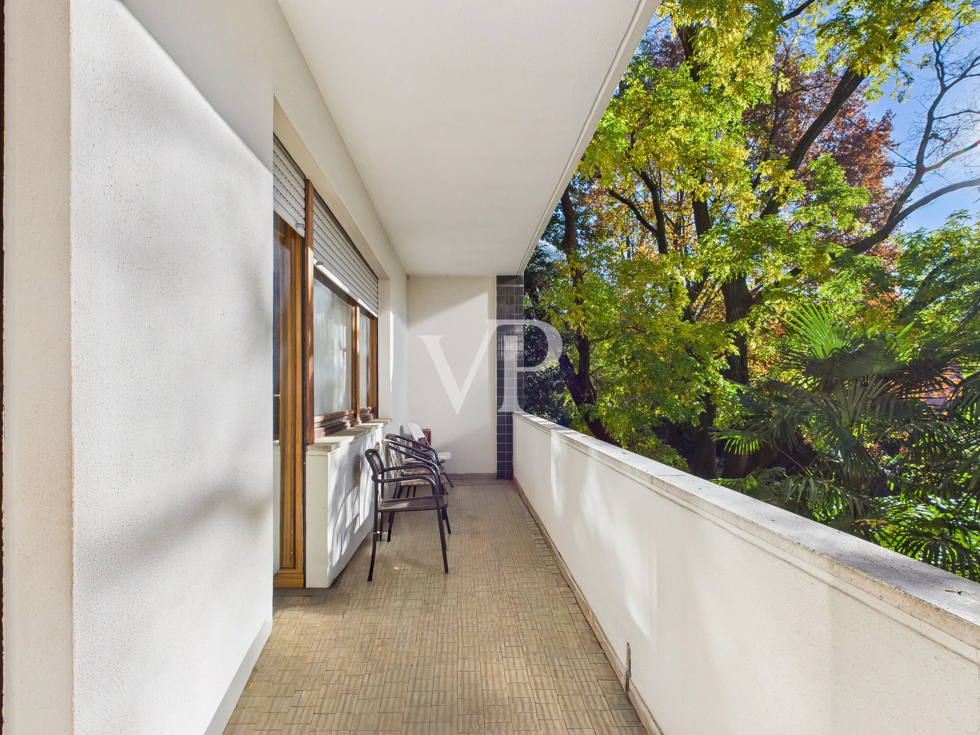 Elegante y espacioso apartamento de dos dormitorios en un contexto elegante