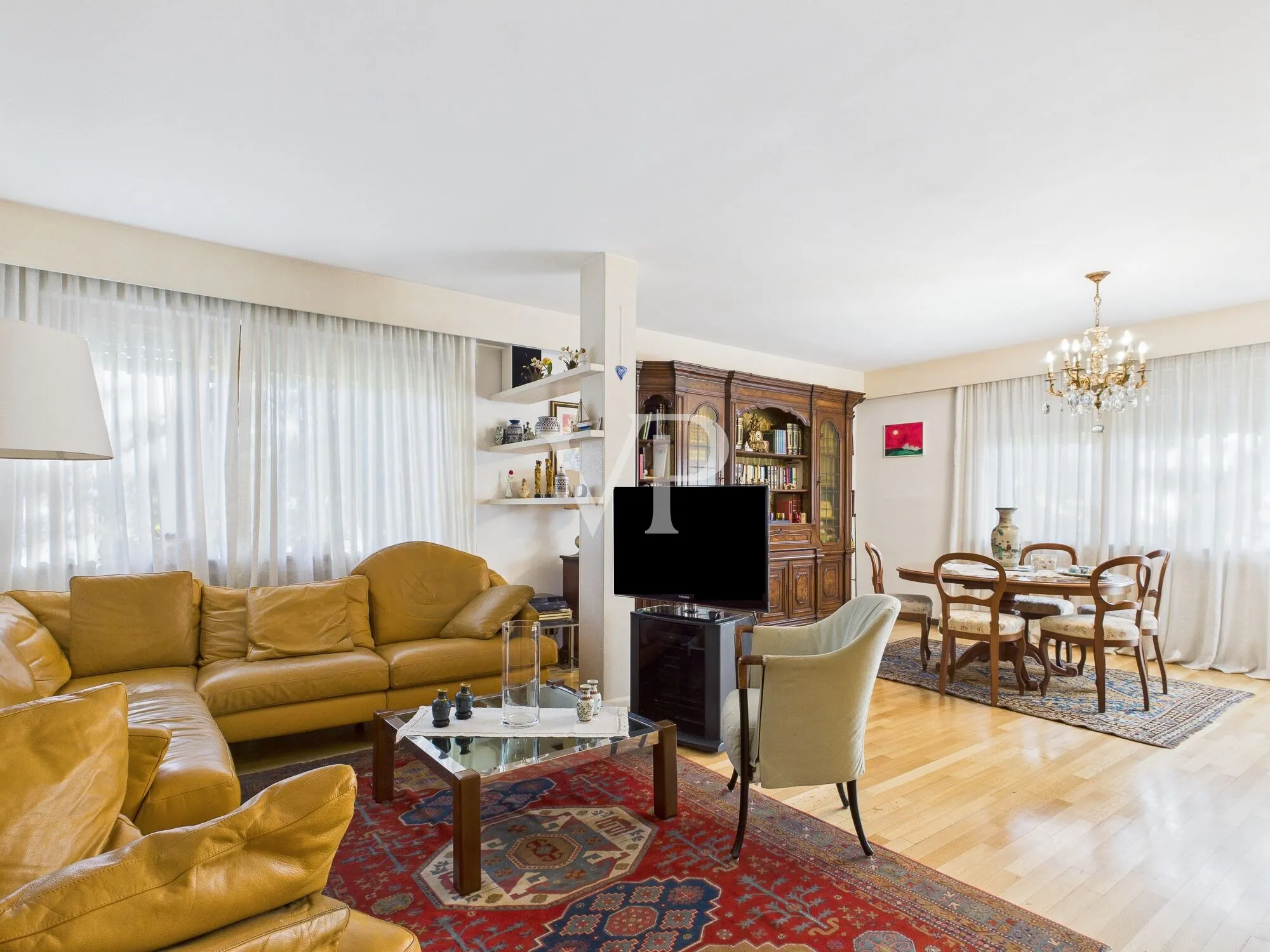 Elegante y espacioso apartamento de dos dormitorios en un contexto elegante