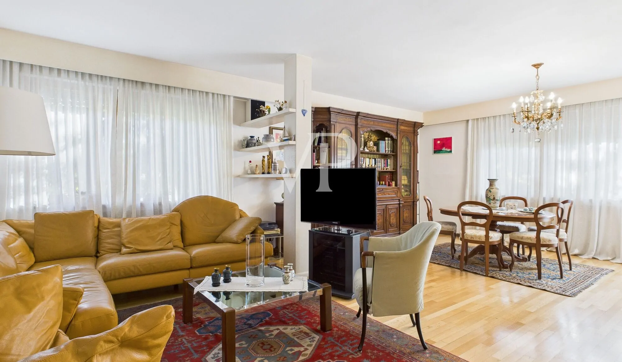 Elegante und geräumige Dreizimmerwohnung in gehobenem Wohnumfeld