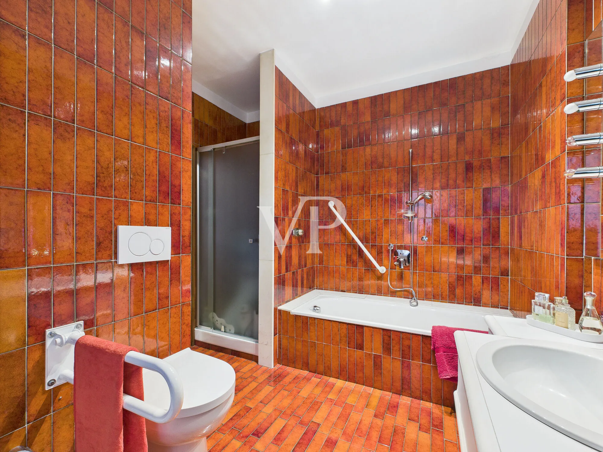 Elegante y espacioso apartamento de dos dormitorios en un contexto elegante